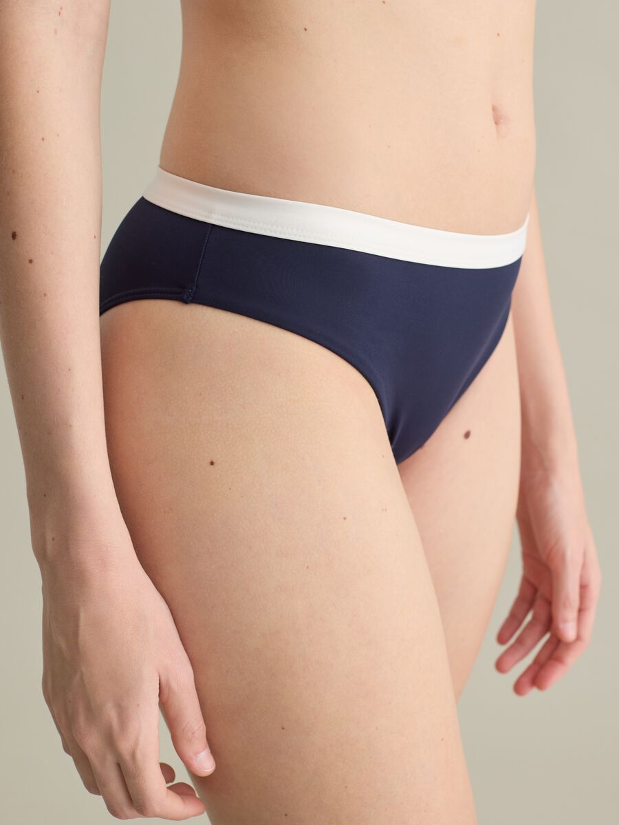 Women’s swim briefs in multicoloured stretch fabric_3