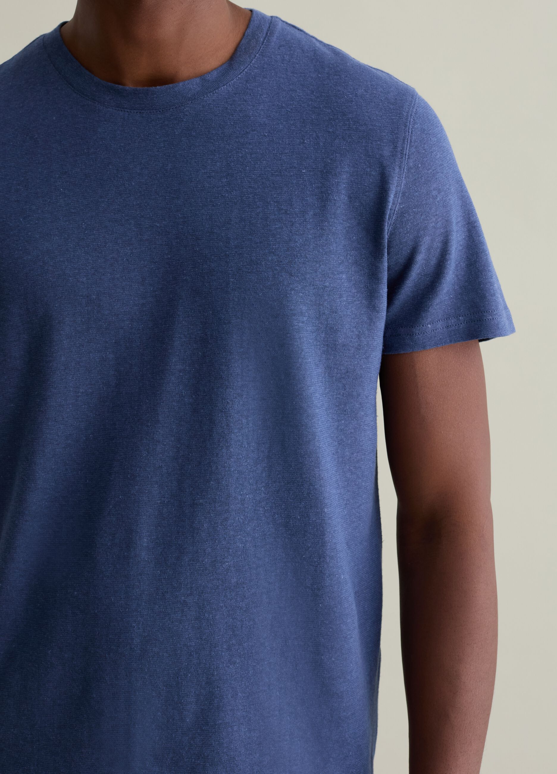 T-shirt with round neck in linen and cotton