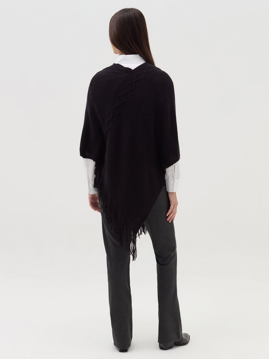 Poncho con lavorazione a rombi e frange_5