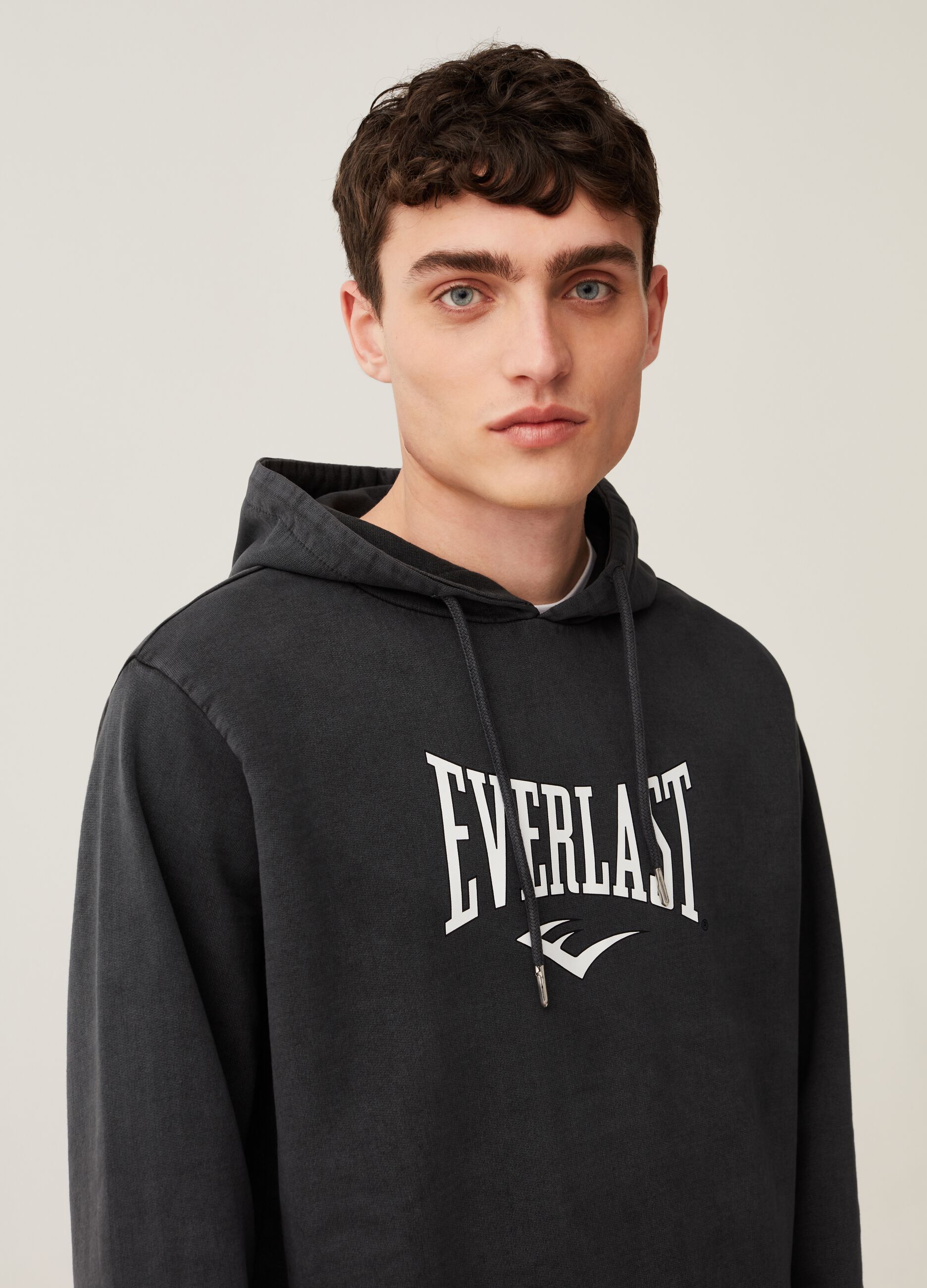 Hoodie with Everlast print