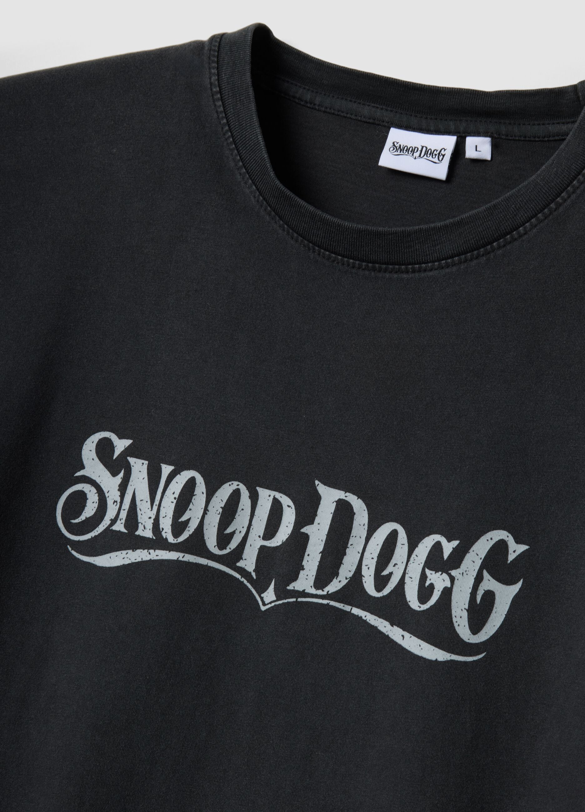 T-shirt nera con scritta Snoop Dogg in puro cotone relaxed fit
