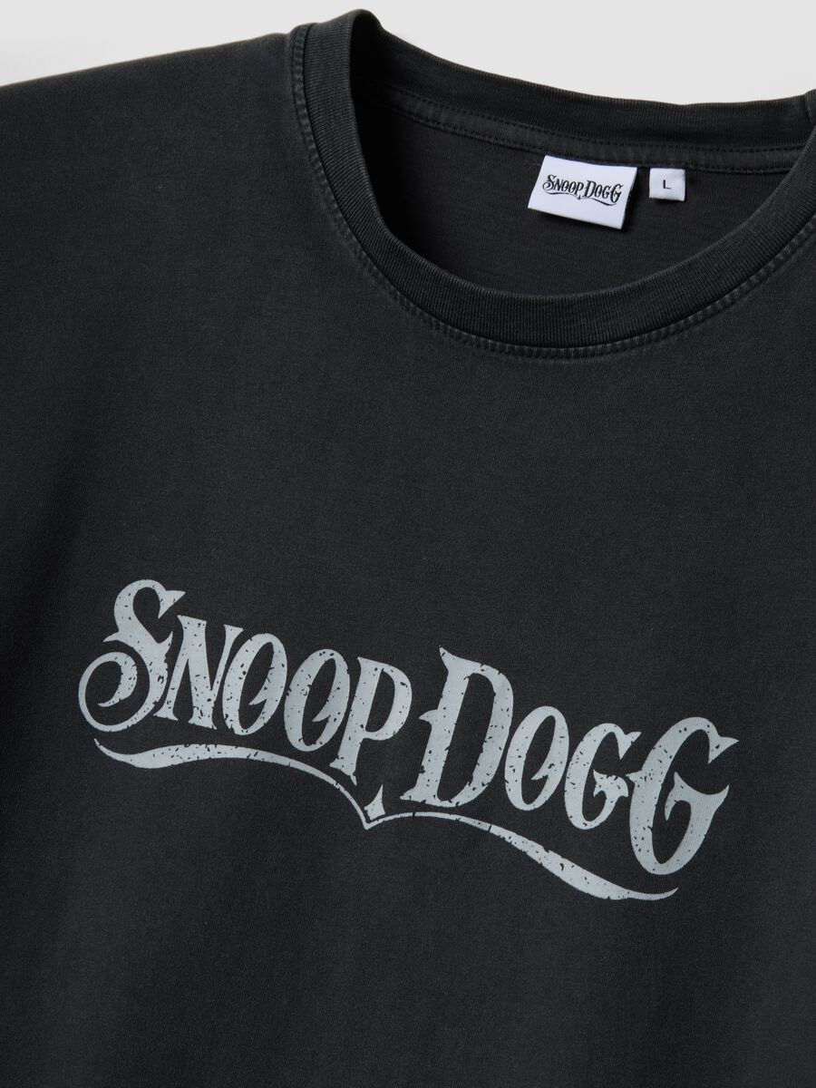 T-shirt nera con scritta Snoop Dogg in puro cotone relaxed fit_1