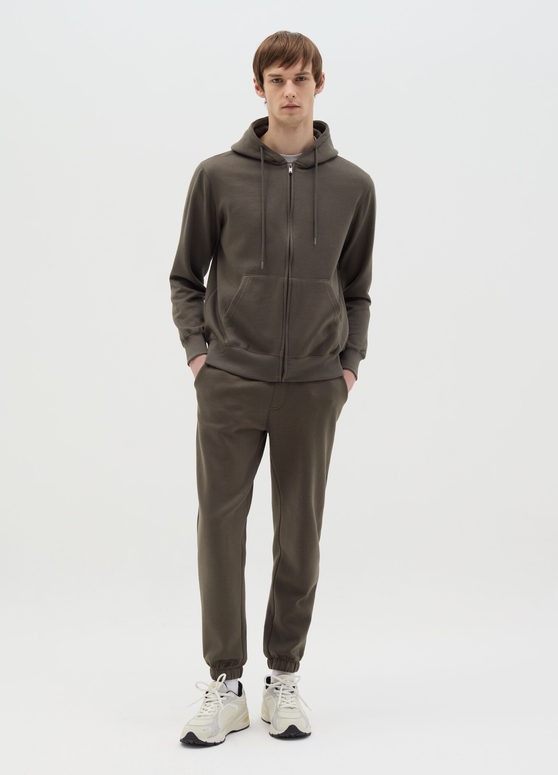 Essential full-zip sweatshirt with hood