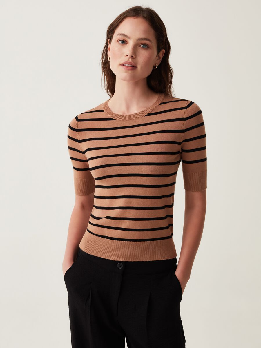 Short-sleeved top with striped pattern_1