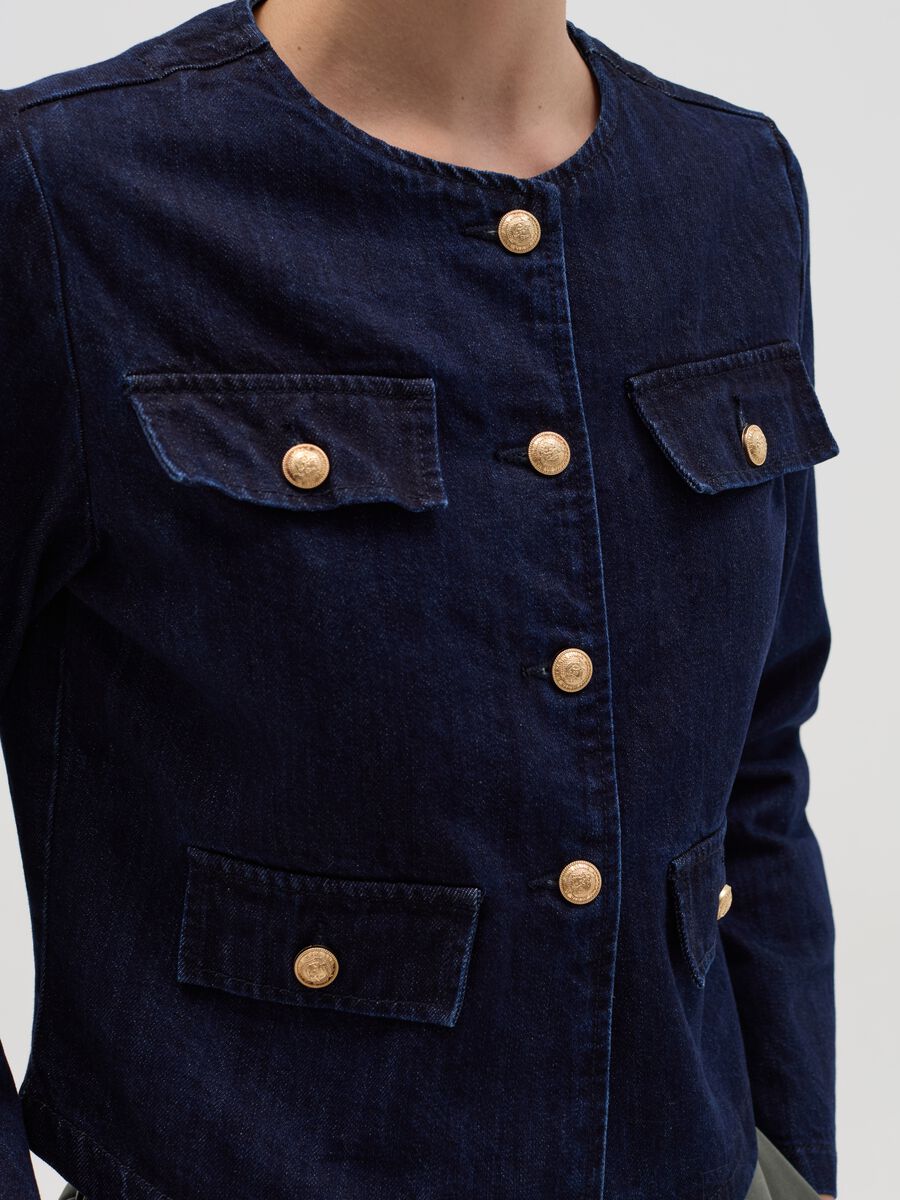 Short jacket in denim with golden buttons_2