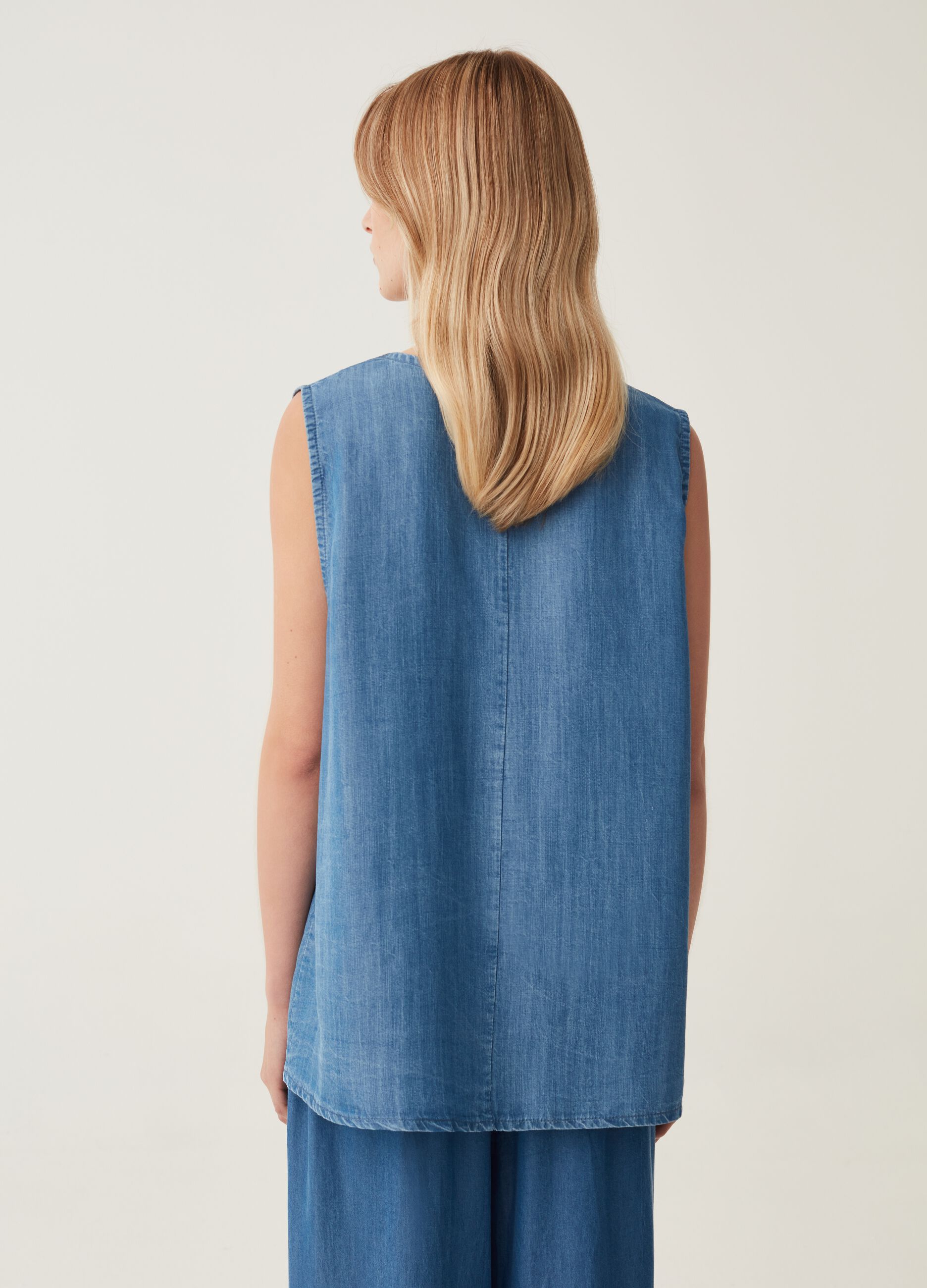 Blusa smanicata in denim Hybrid_2