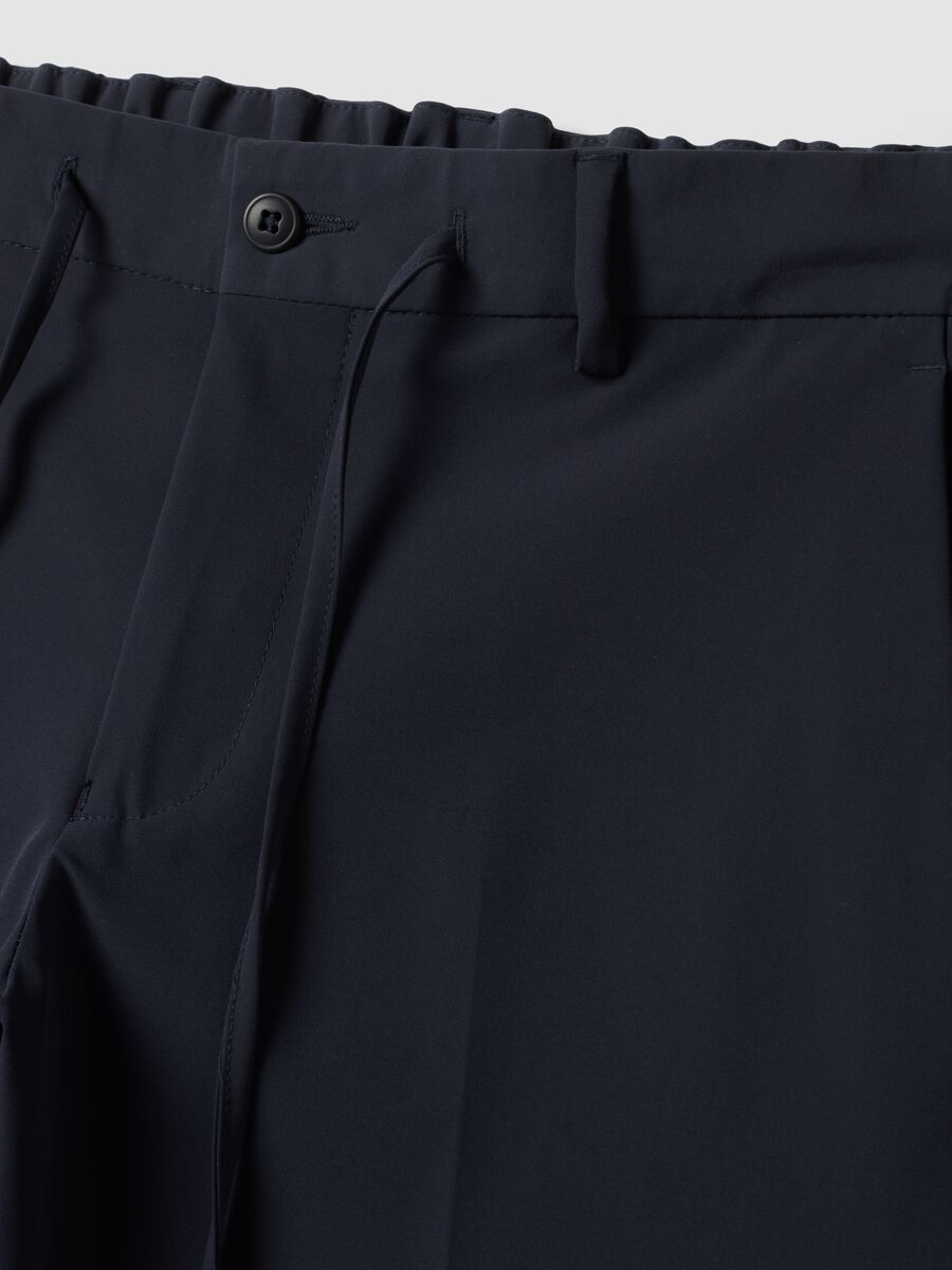 Pantaloni chino blu in tessuto elasticizzato carrot fit_5