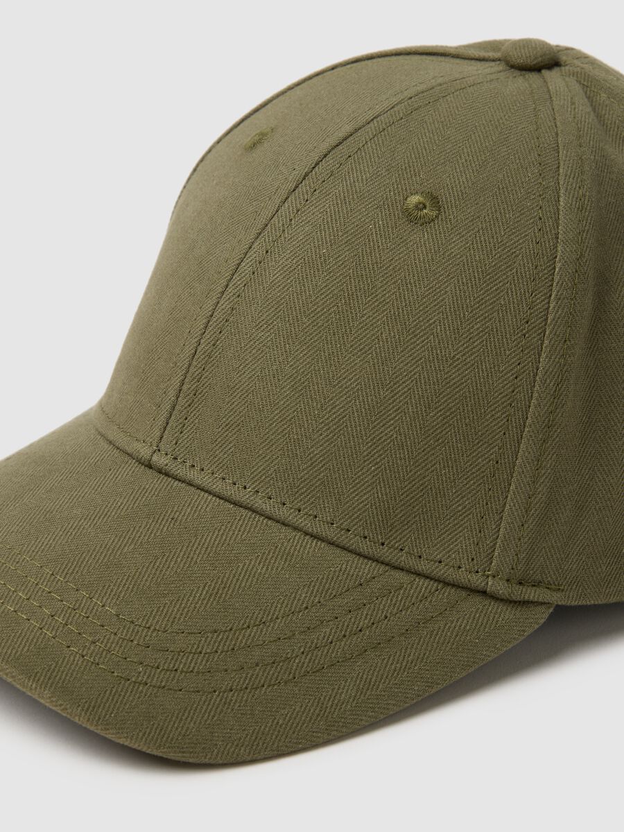 Green pure cotton cap with adjustable visor and embroidered P_3