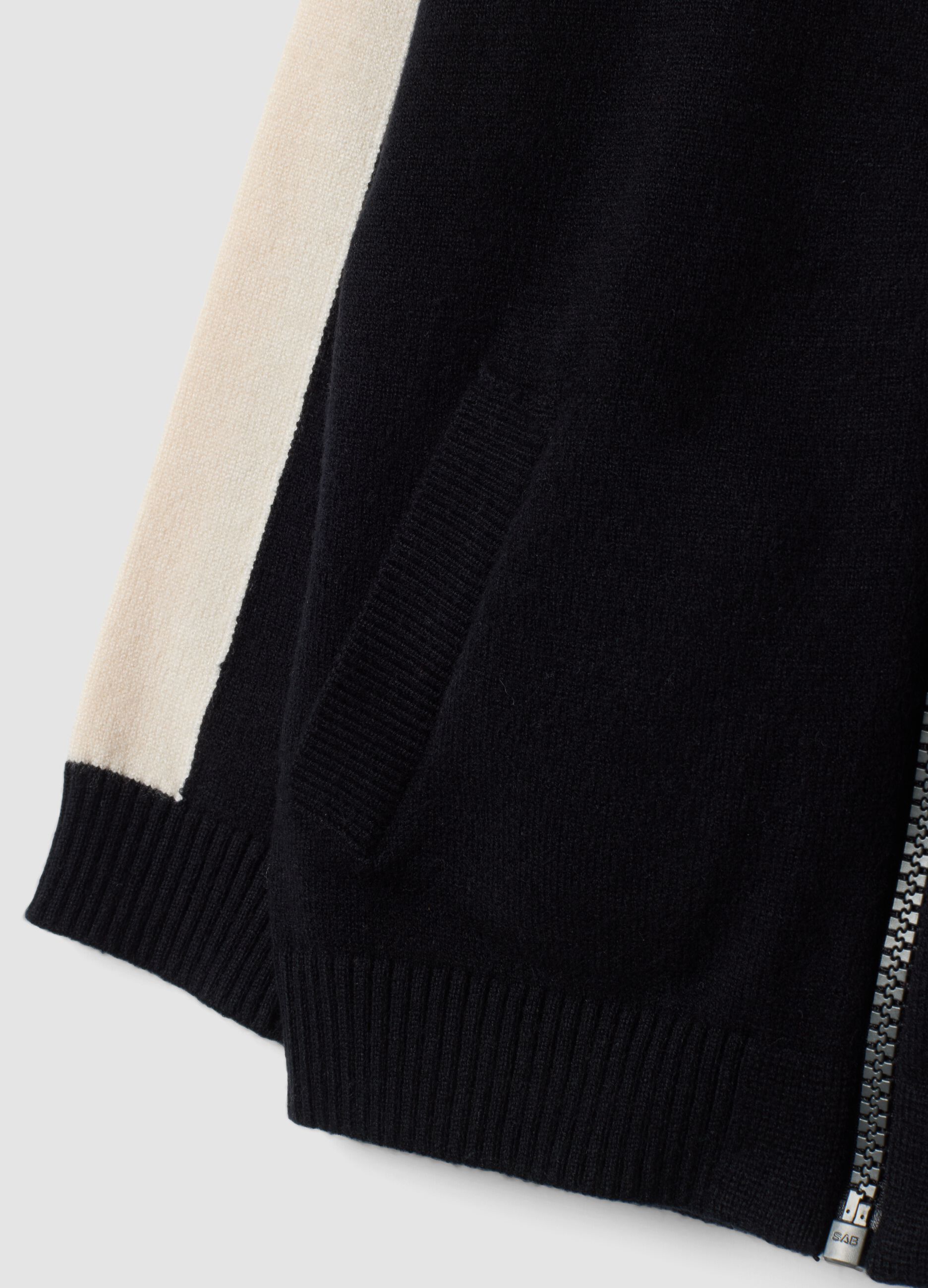 Cardigan nero in misto viscosa con zip e macchinina