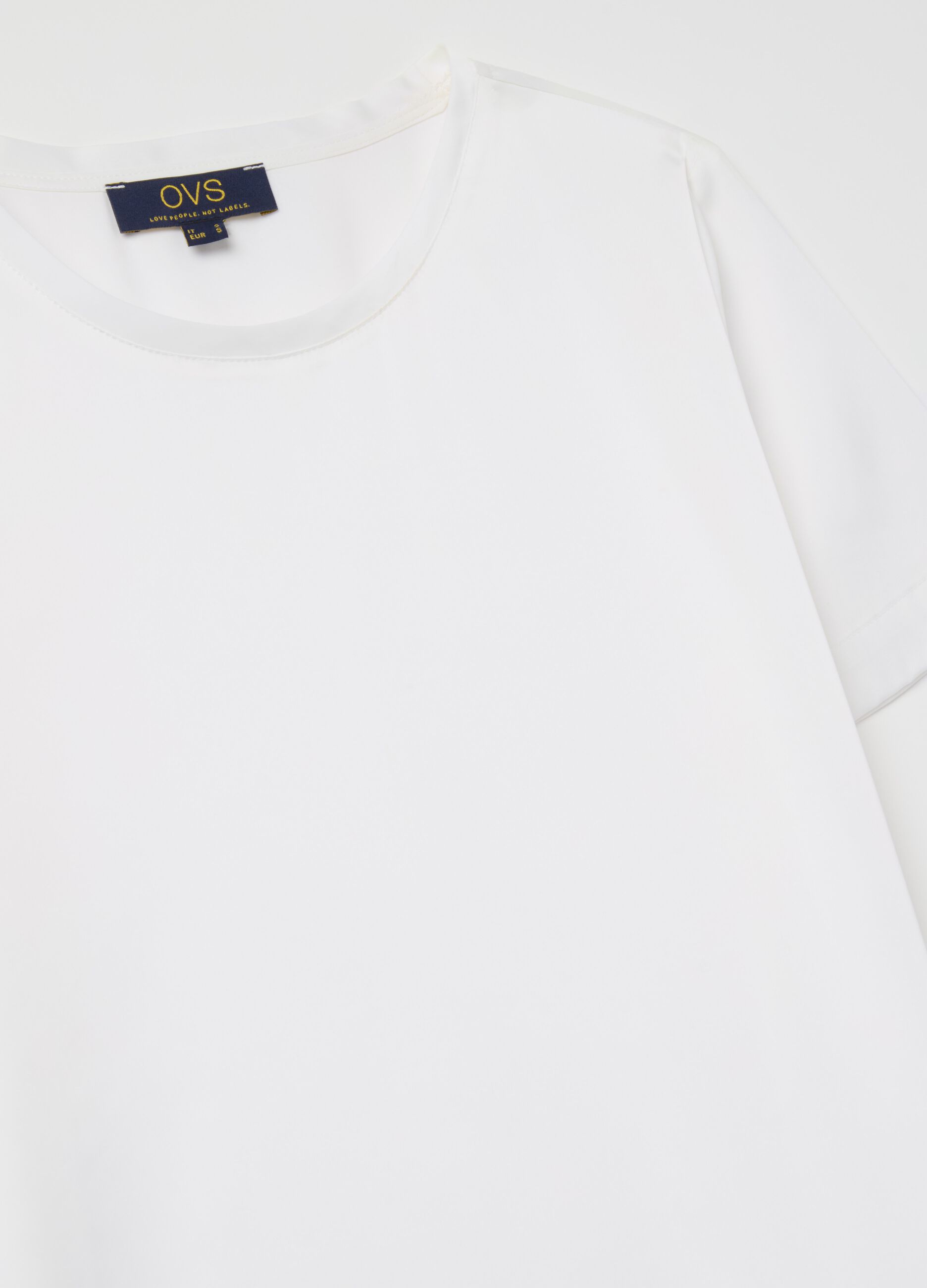 Blusa in satin a maniche corte