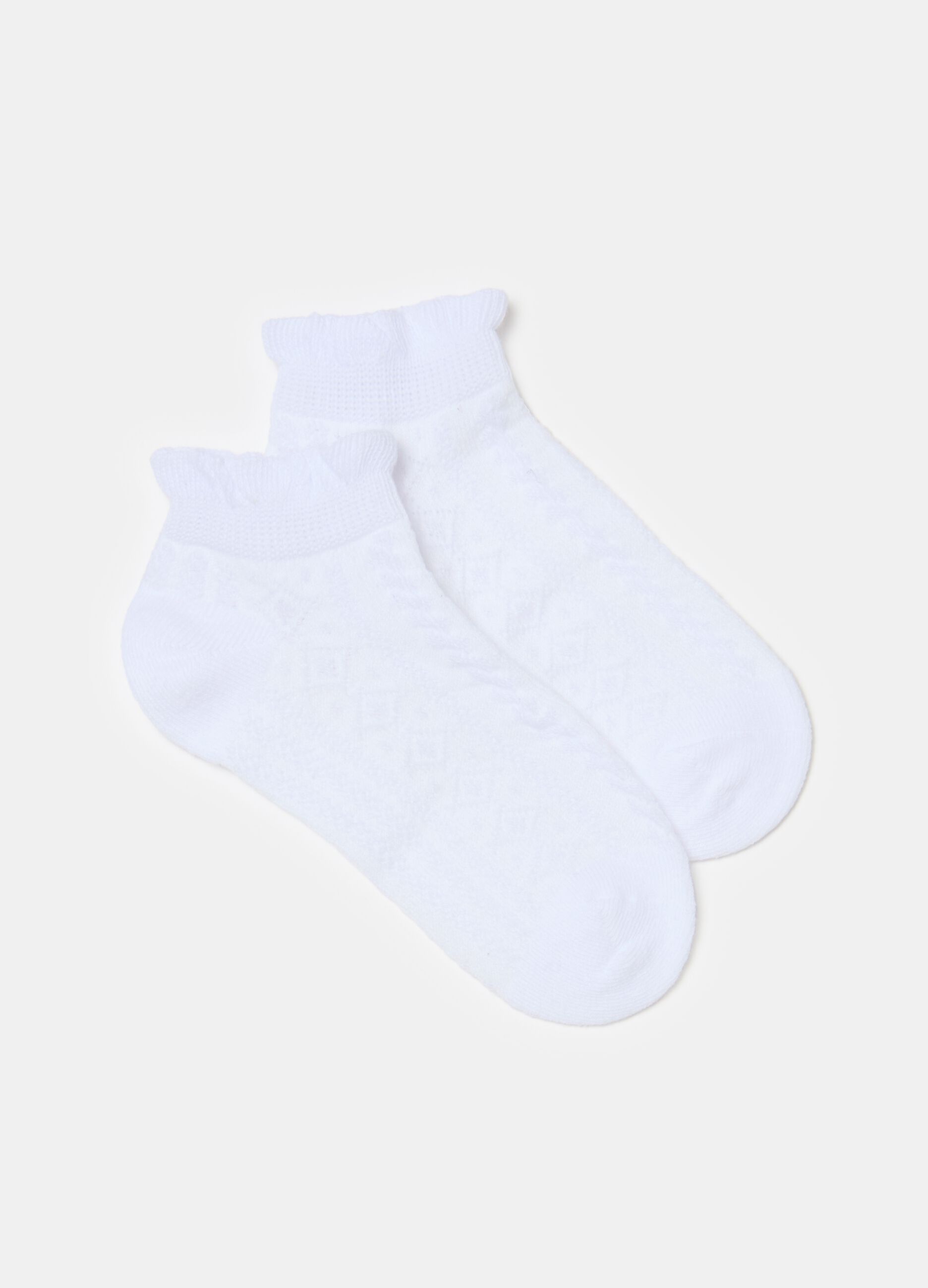 Short socks with raised weave