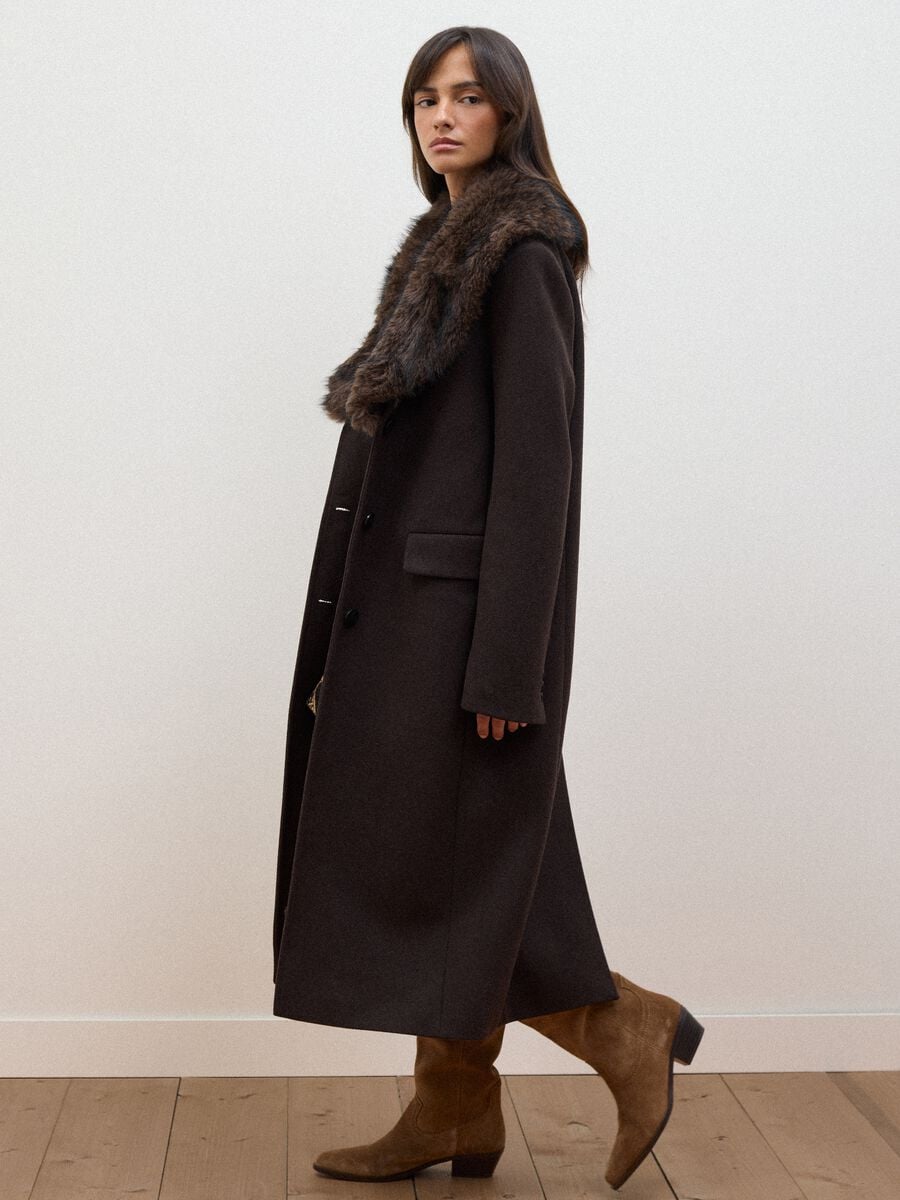 Cappotto marrone lungo in misto lana e viscosa con colletto a contrasto_0