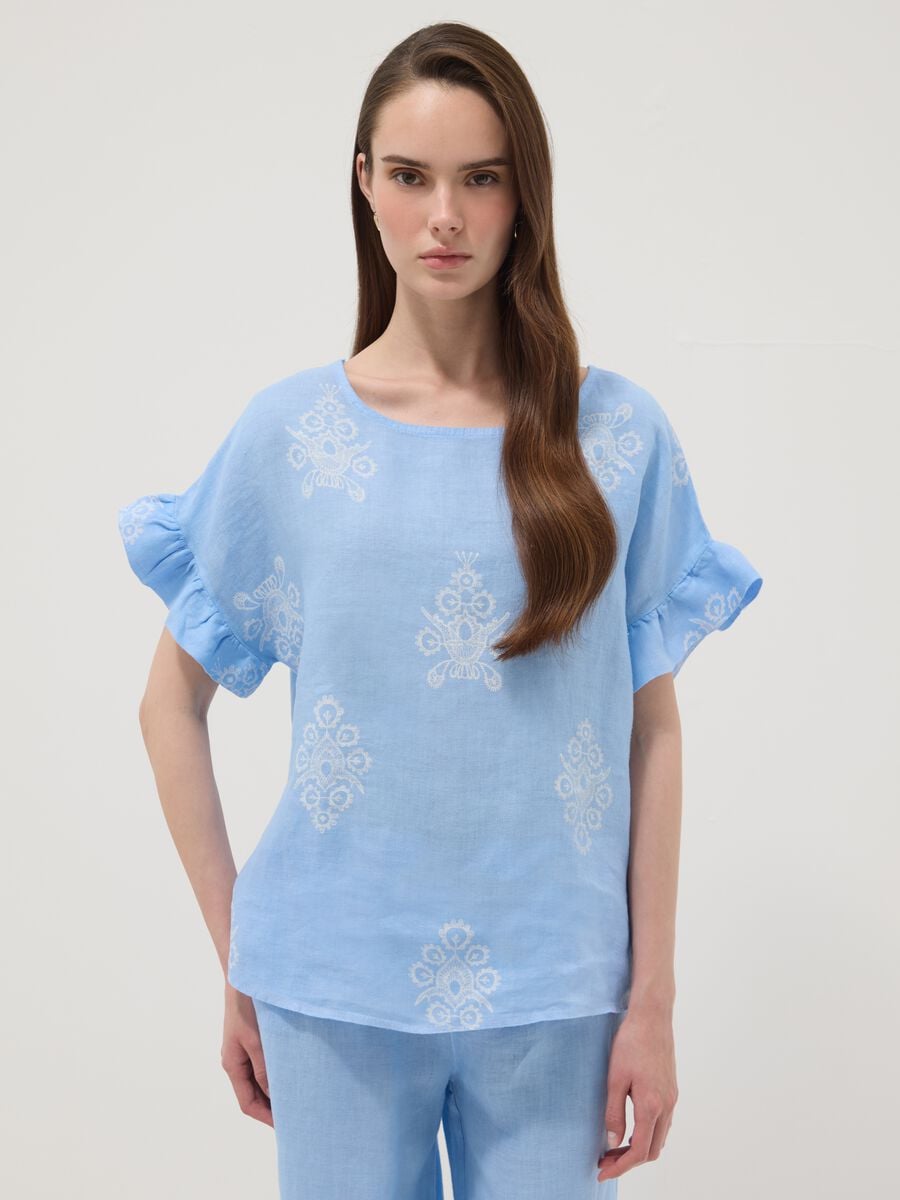 Blusa azzurra in puro lino con ricami e maniche a volant regular fit_1