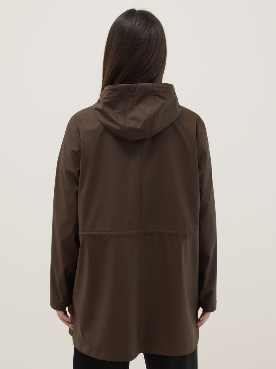 Giacca marrone da pioggia regular fit con cappuccio_2
