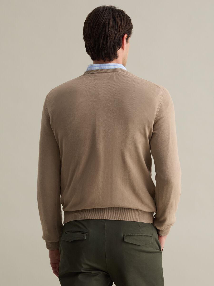 Solid colour pullover with round neck_3