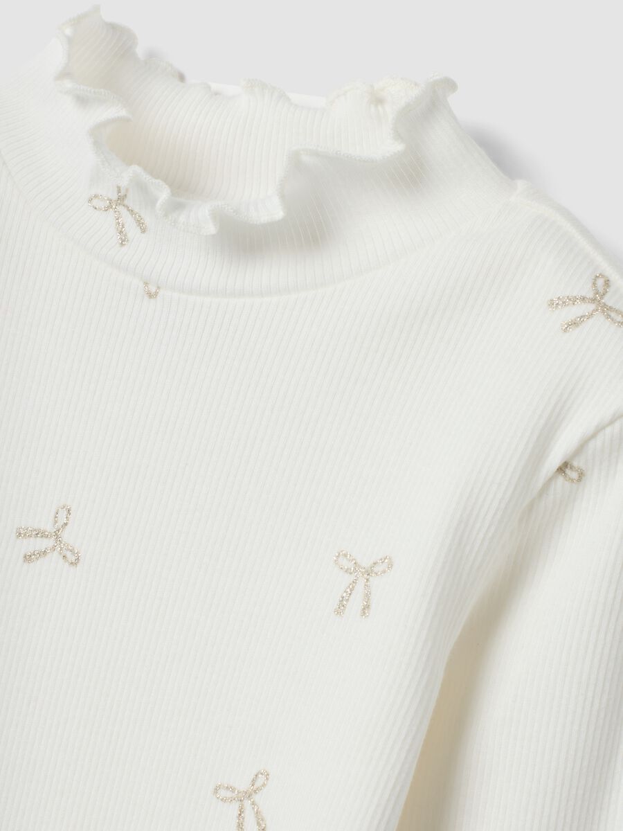T-shirt bianca in cotone elasticizzato con fiocchi glitter_2