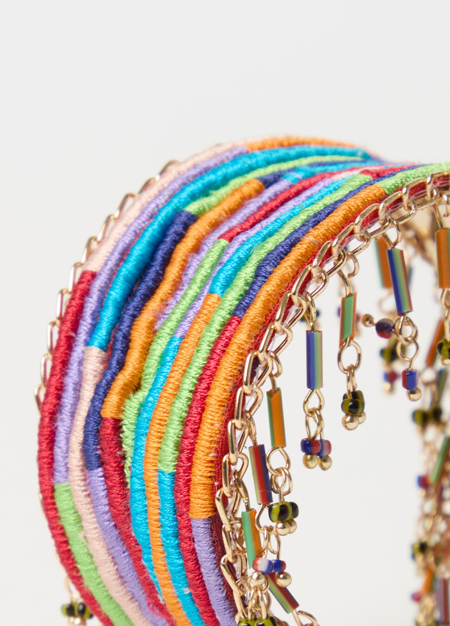 Bracciale rigido con fili multicolore e perline