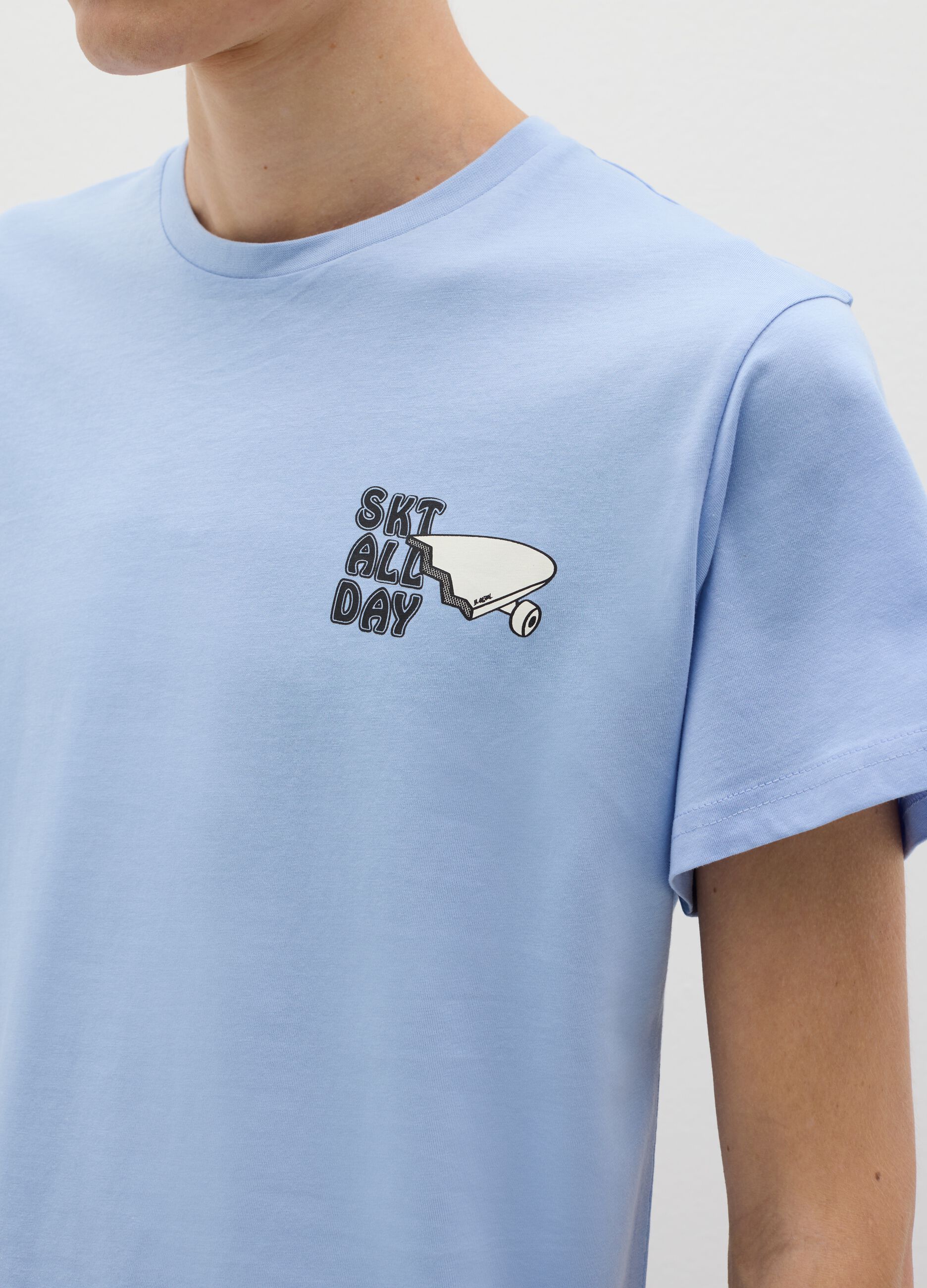 Light blue T-shirt with skateboards print