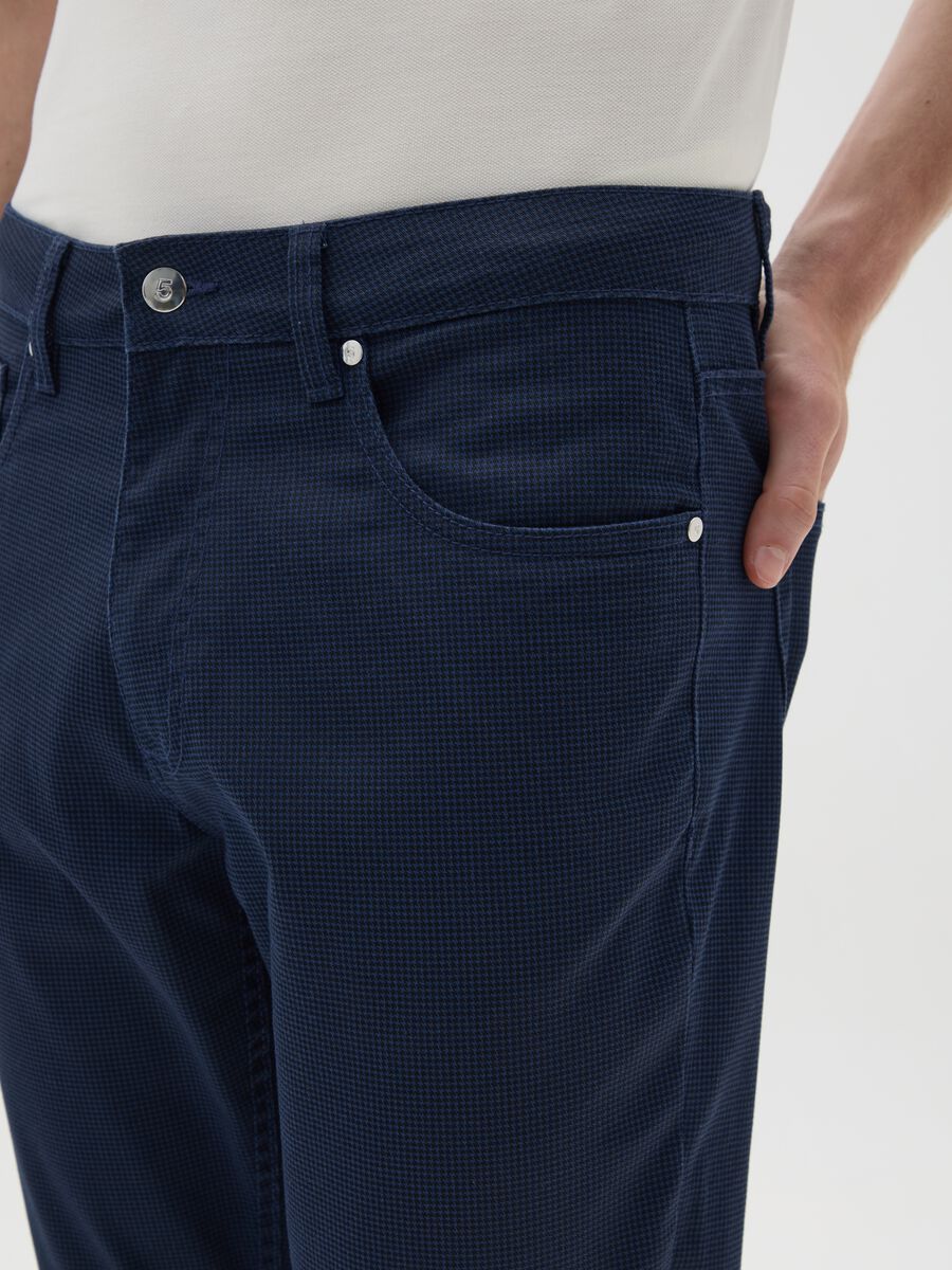 Pantaloni blu slim fit in misto cotone_3