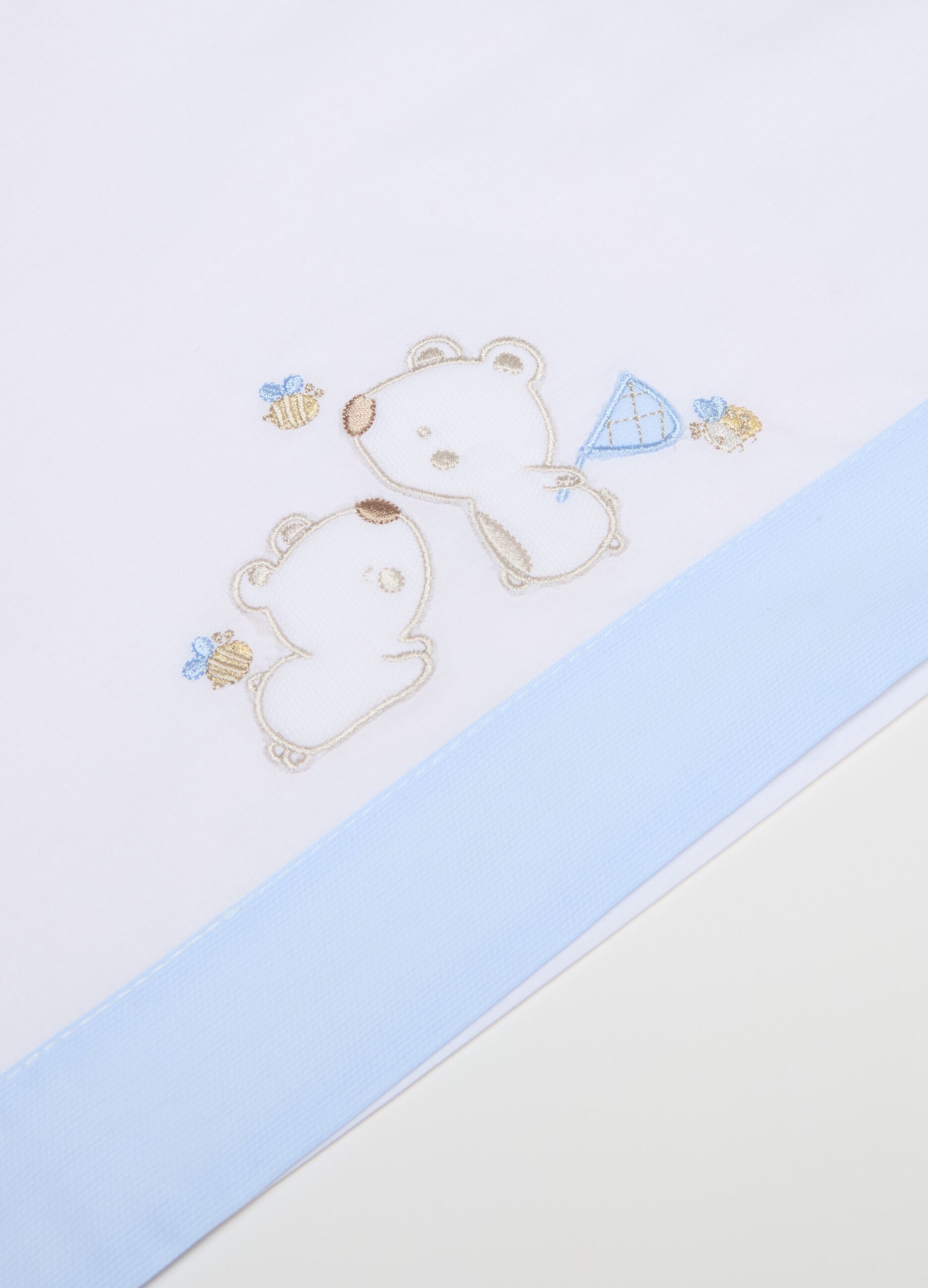 Three-piece cotton crib set with teddy bears and bees embroidery