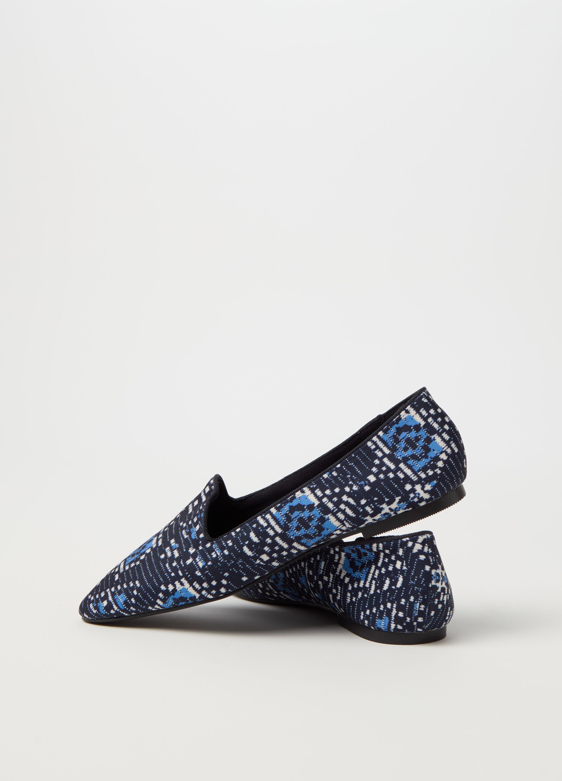 Slipper shoes with ikat print