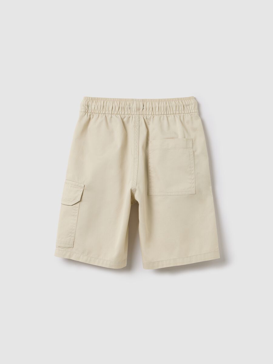 Boys’ shorts in 100% beige cotton with regular fit and cargo pockets_1