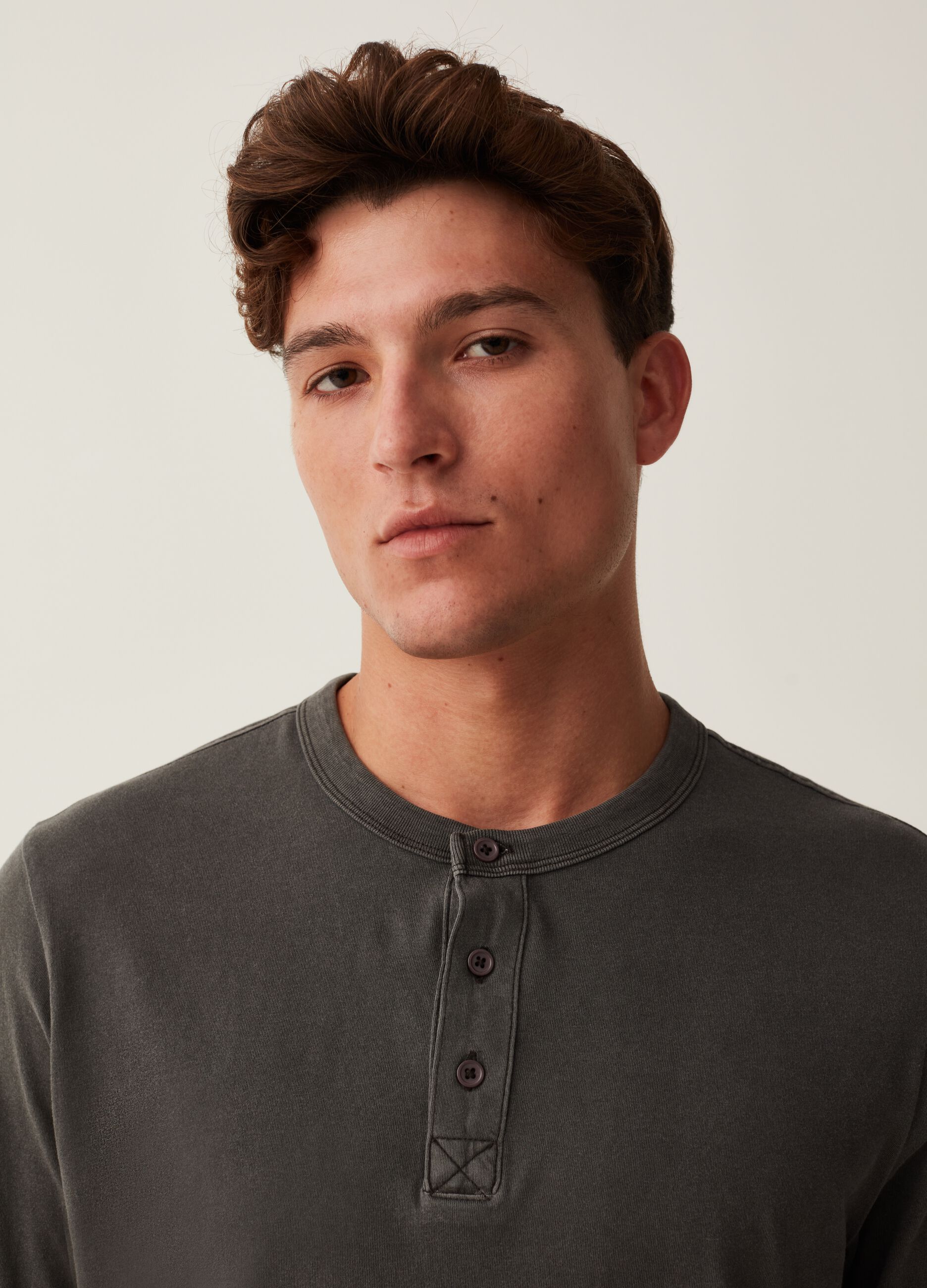 T-shirt a maniche lunghe scollo serafino_0