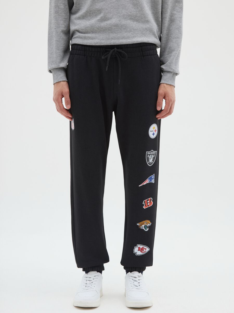 Pantaloni in misto cotone nero con loghi NFL_1