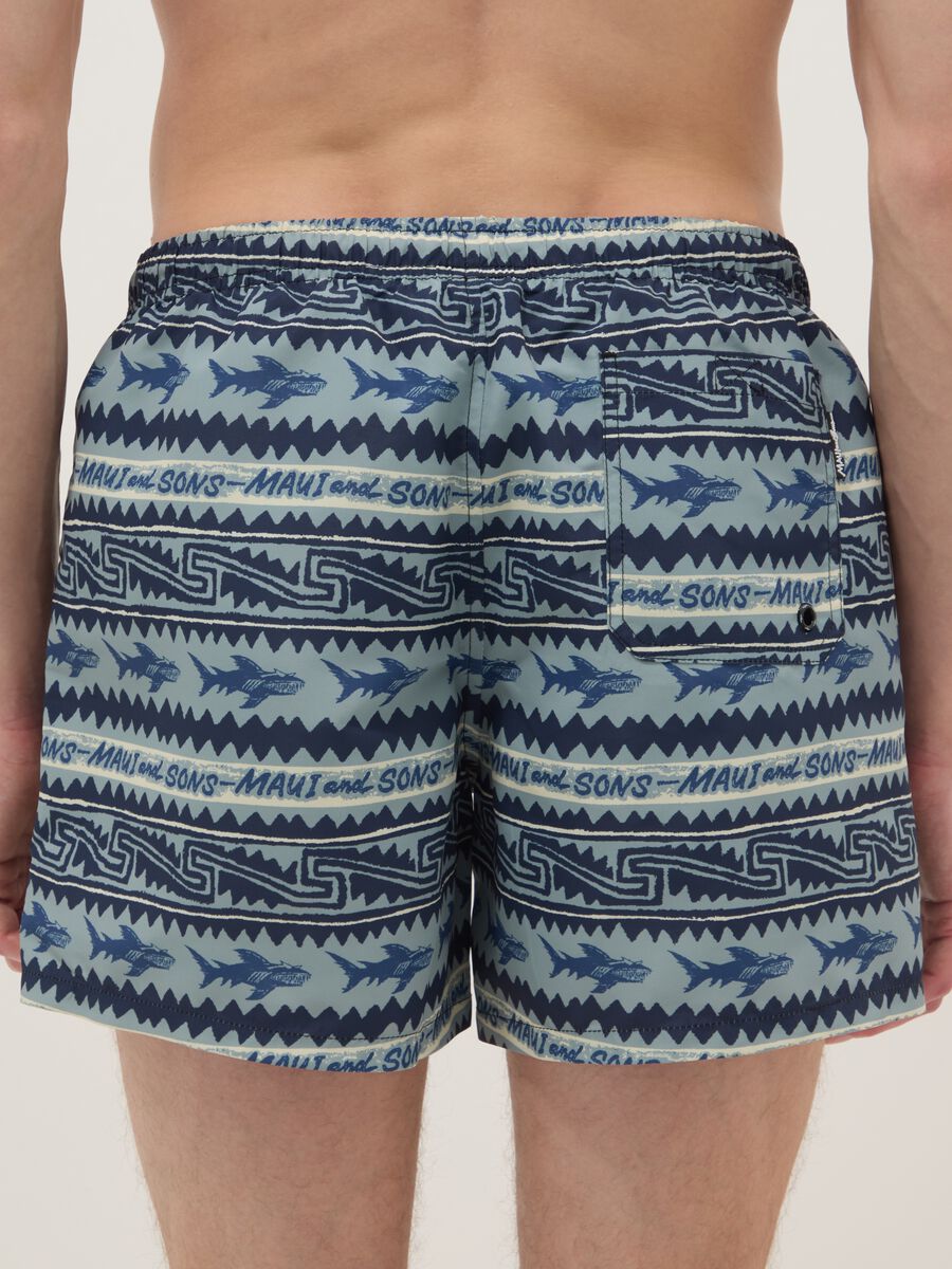 Boxer da mare multicolor con squali e fantasie geometriche_2
