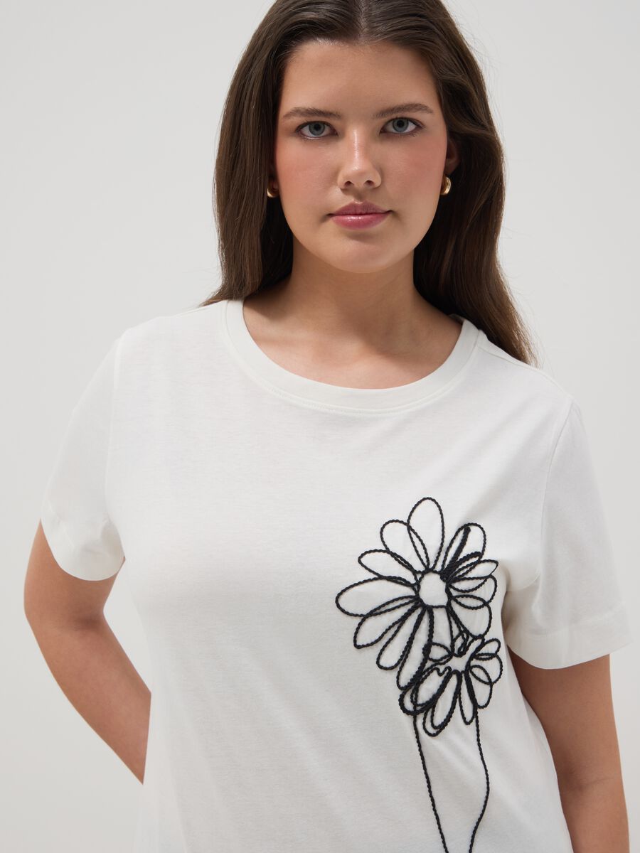 White pure cotton regular fit T-shirt with floral embroidery_0