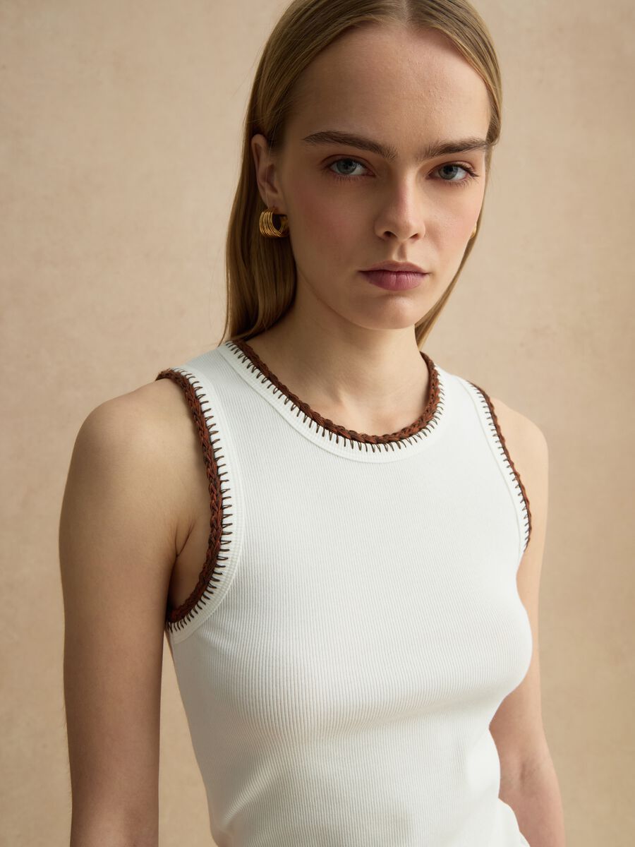 Canotta in cotone elasticizzato bianca regular fit con bordi ricamati_0