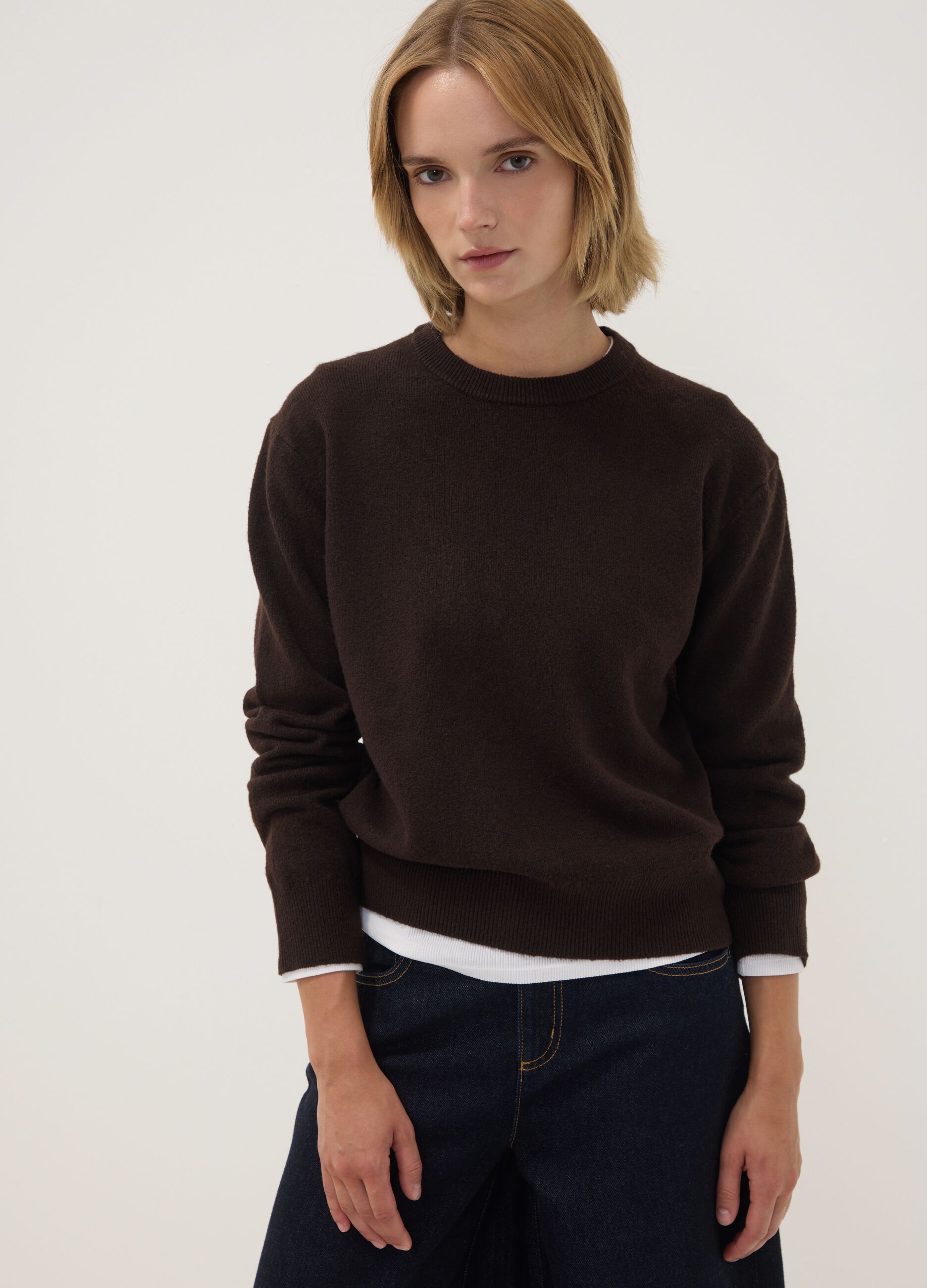 Maglia marrone in lana elasticizzata a girocollo