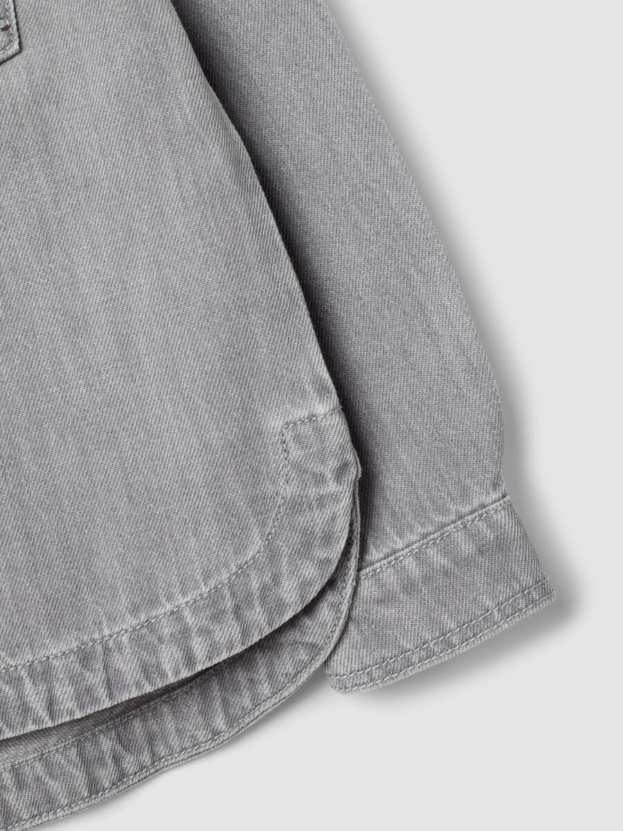 Camicia over grigia in puro cotone con borchie per bambina_3
