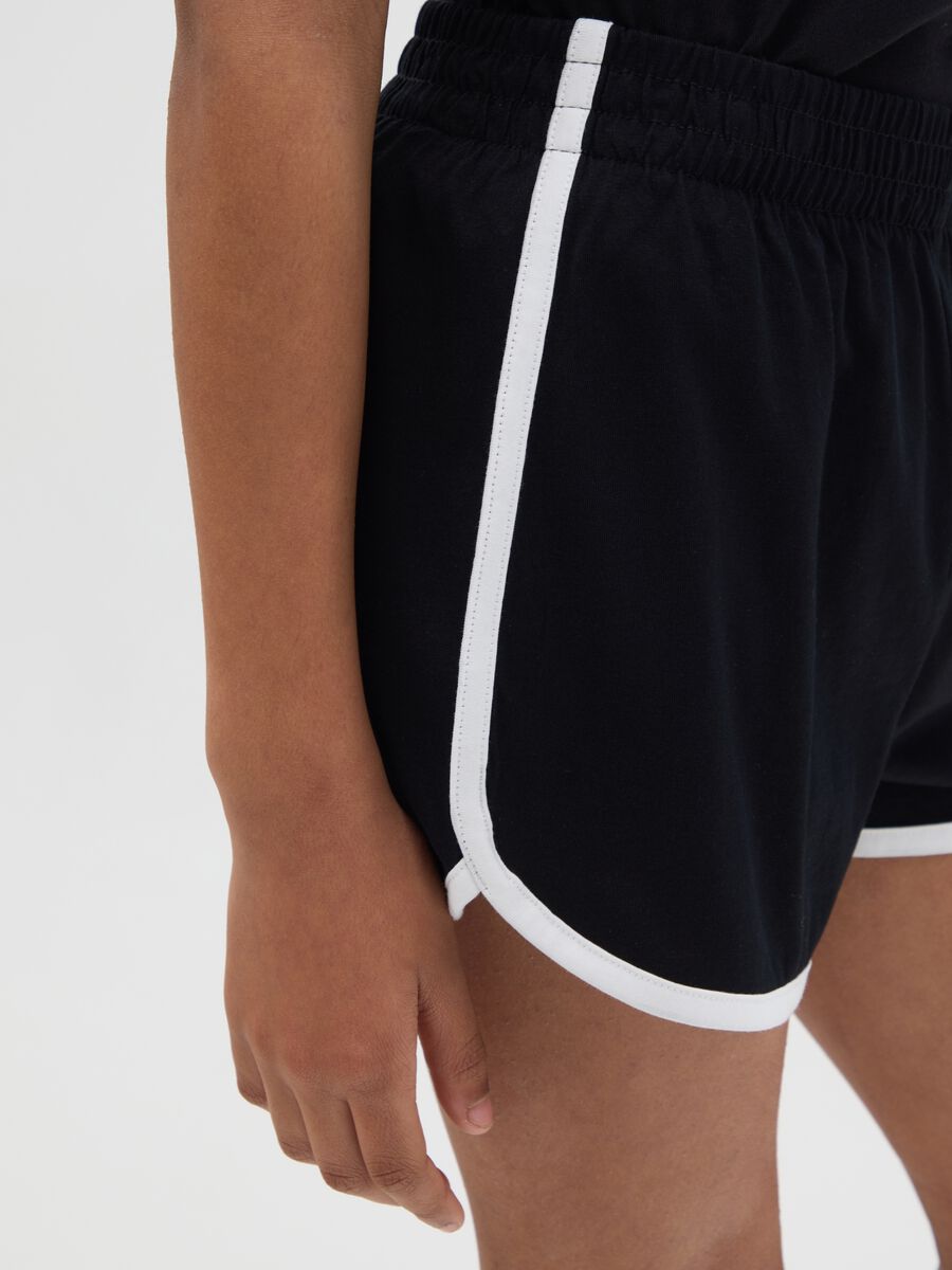 Black shorts in 100% cotton with contrasting trims_2