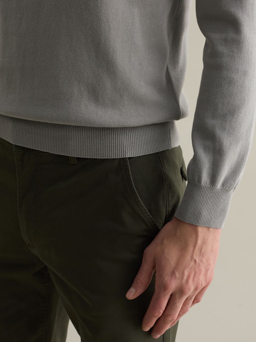 Solid colour pullover with round neck_2