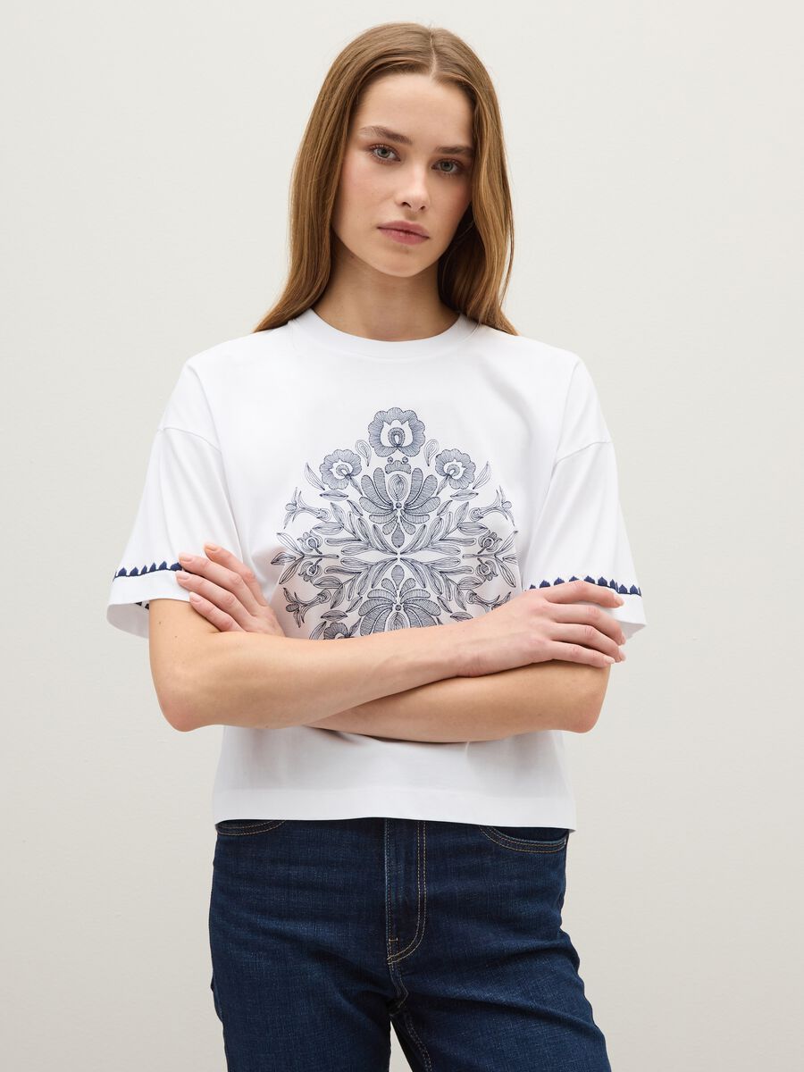 T-shirt in puro cotone multicolor boxy fit con ricamo floreale_0