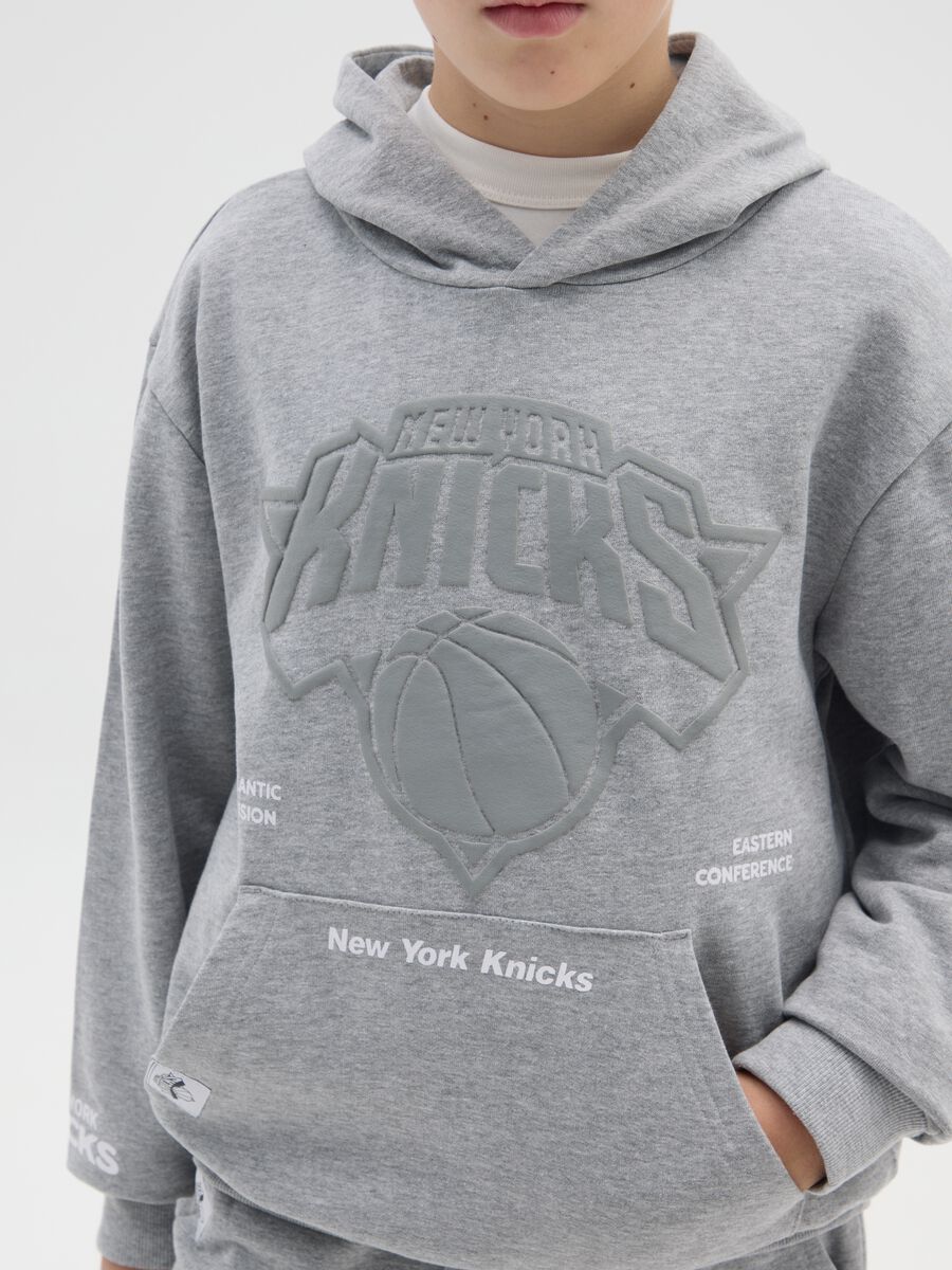 Felpa da ragazzo in puro cotone grigia con stampa Knicks_2