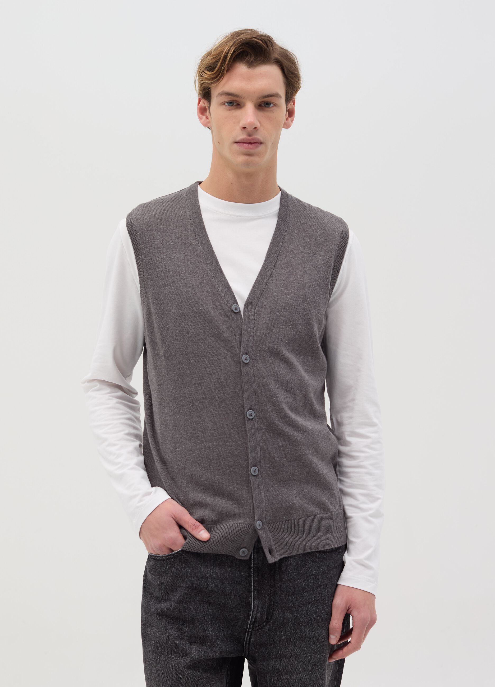 Gilet with V neck and buttons