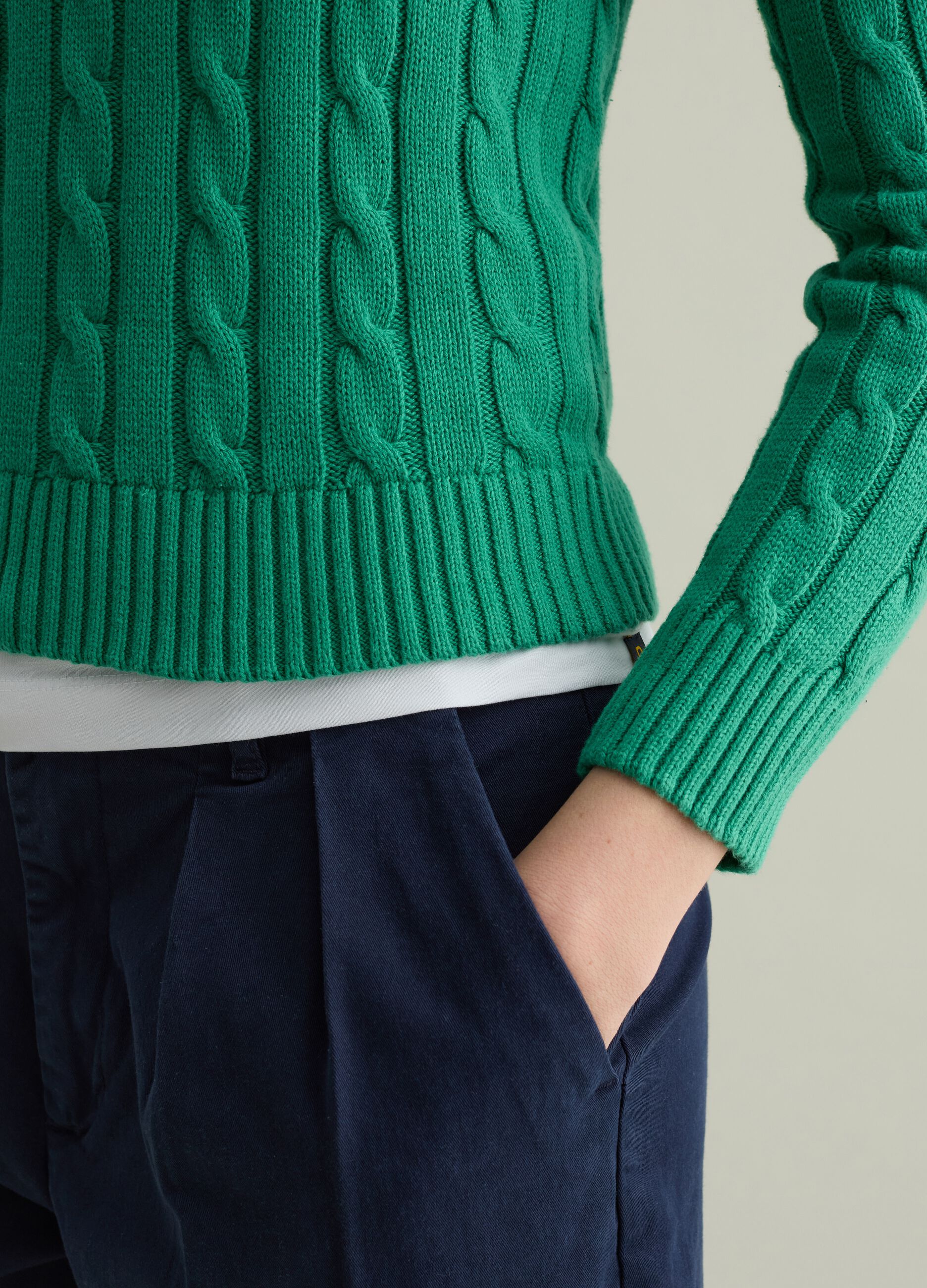 Pullover a coste con lavorazione a trecce