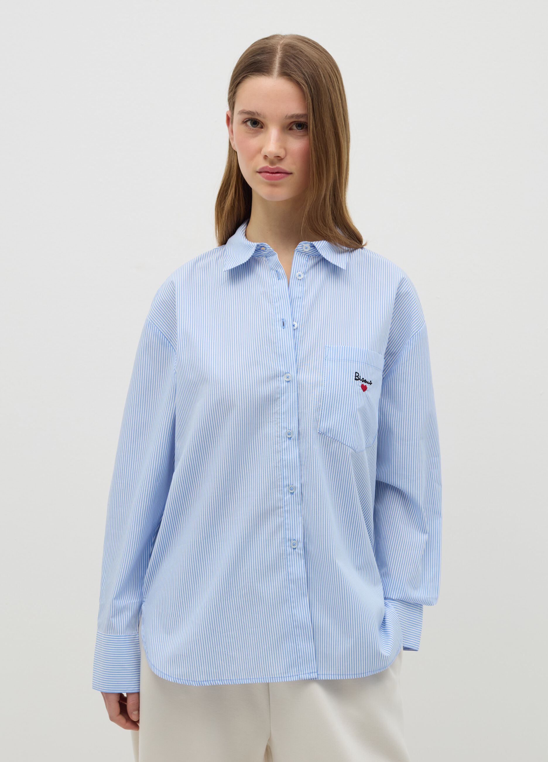 Camicia relaxed fit con tasca a ricamo