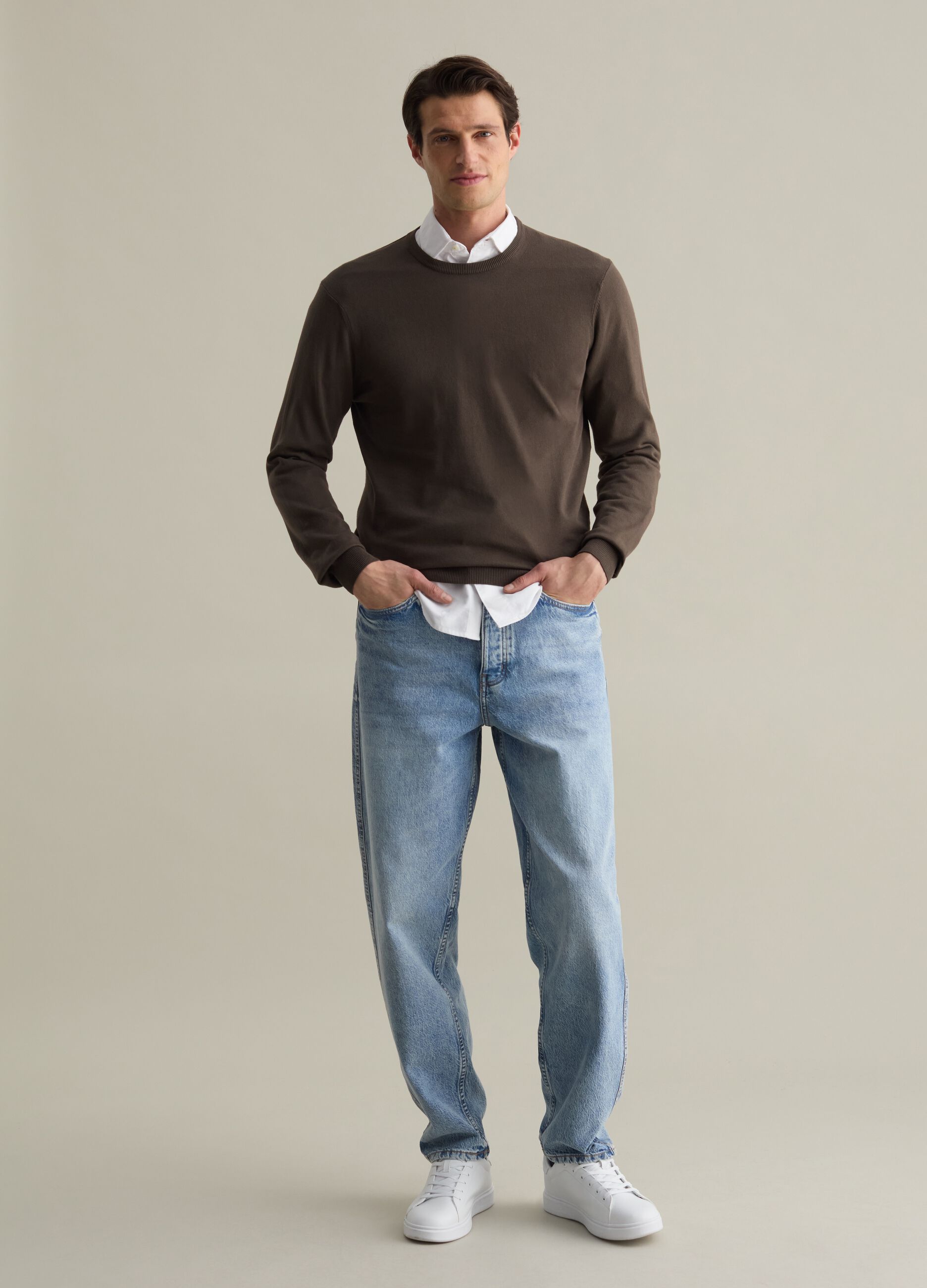 Solid colour pullover with round neck