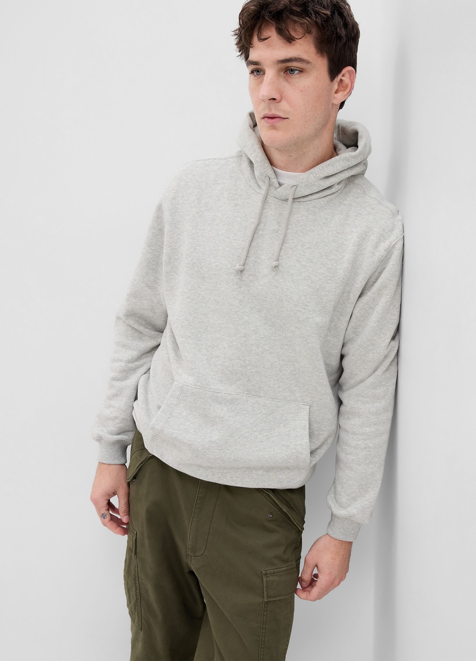 Sweatshirt with hood and pocket