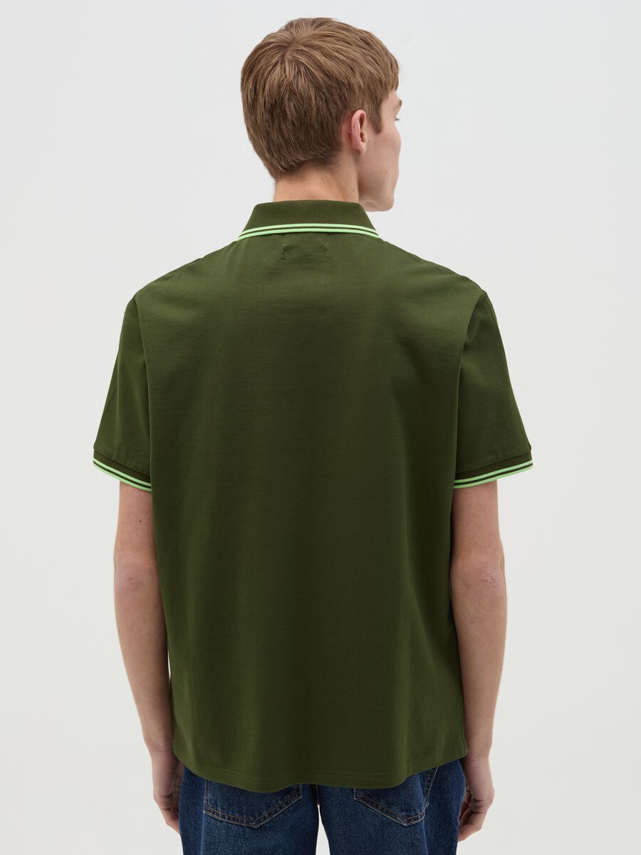 Polo shirt with striped edging and logo embroidery_2