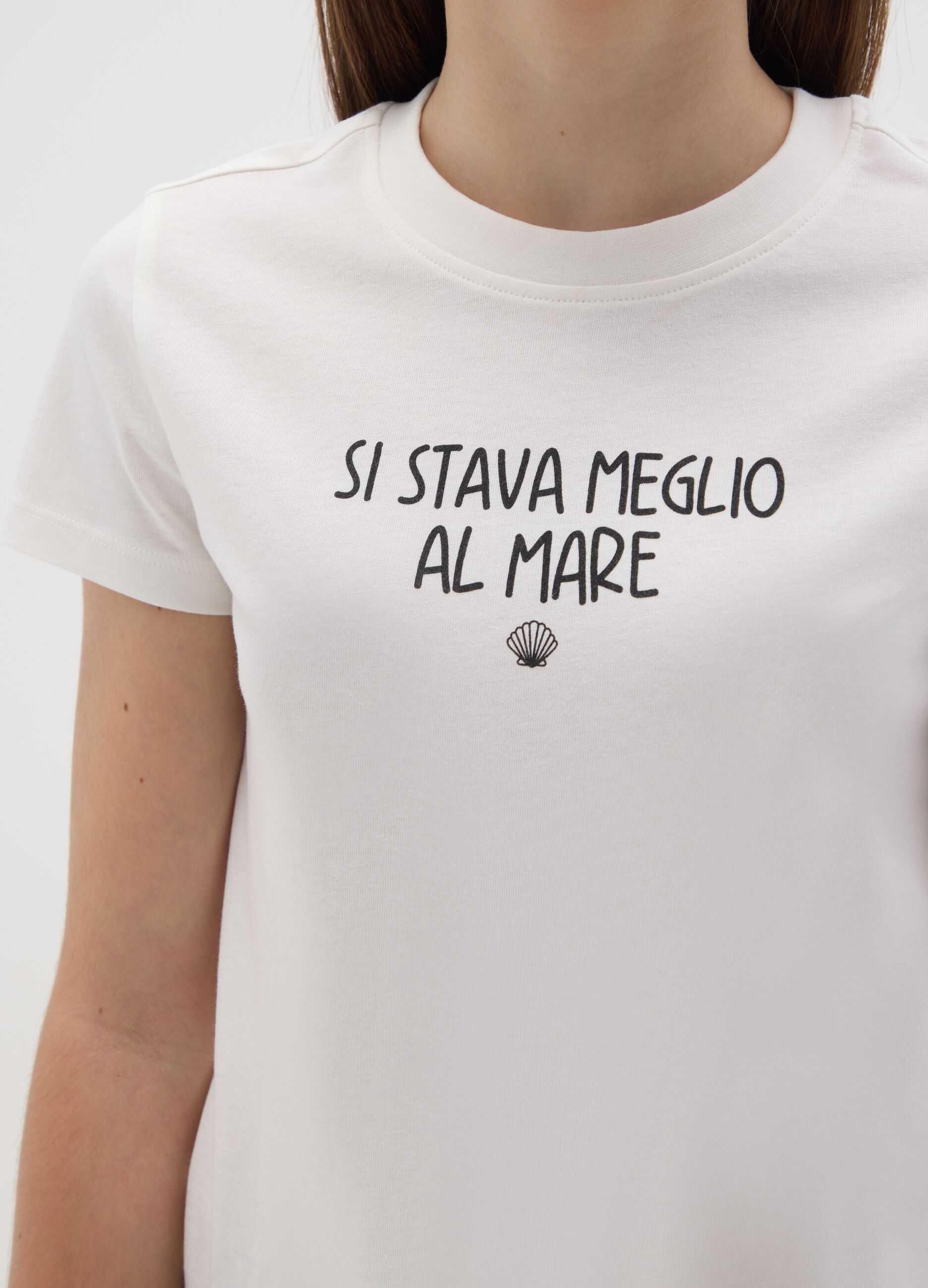 White T-shirt with 'It was better at the sea' print in organic cotton