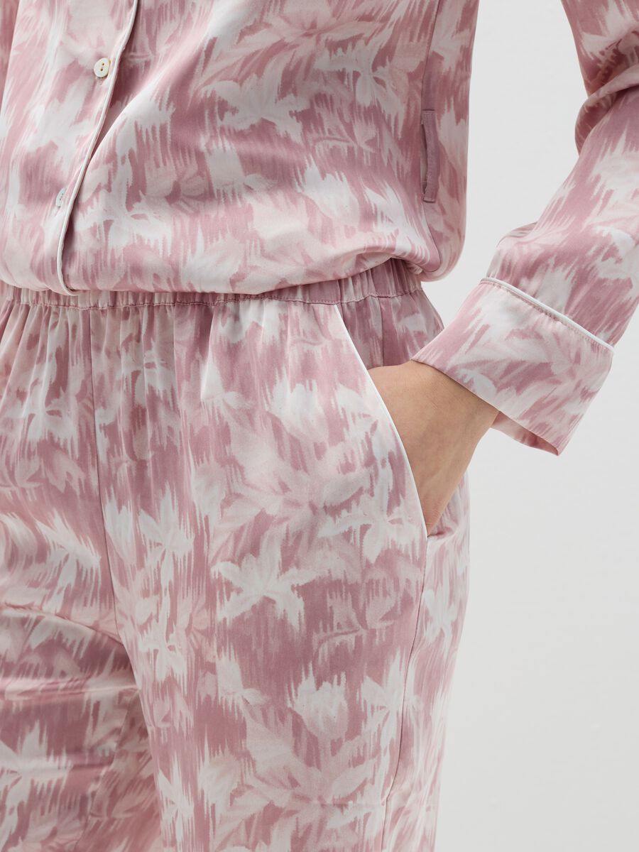 Pyjama trousers in pink and white satin_3