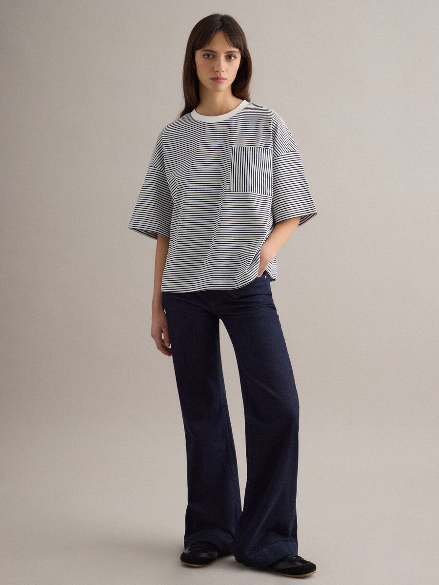 T-shirt in misto cotone a righe multicolor regular fit con tasca_2