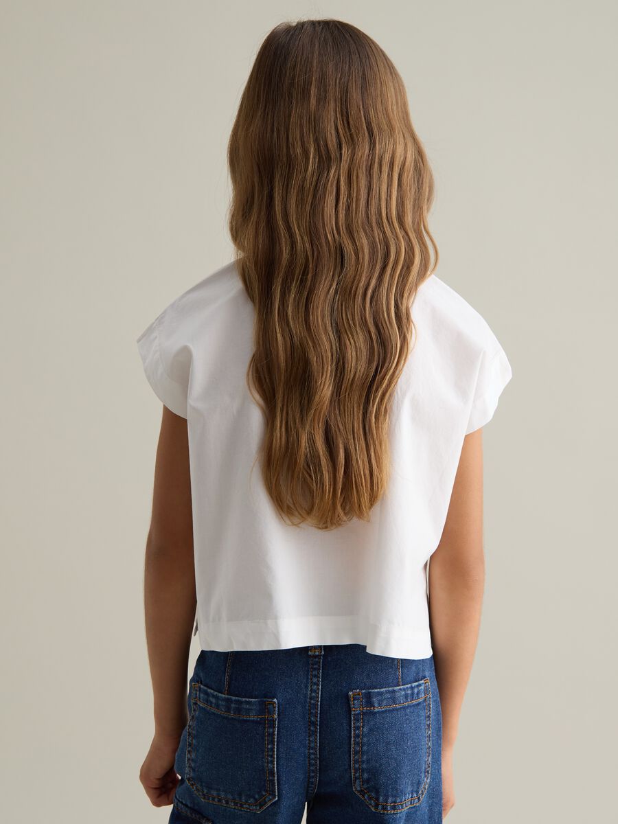 Girls' white cropped cotton shirt with decorations_1