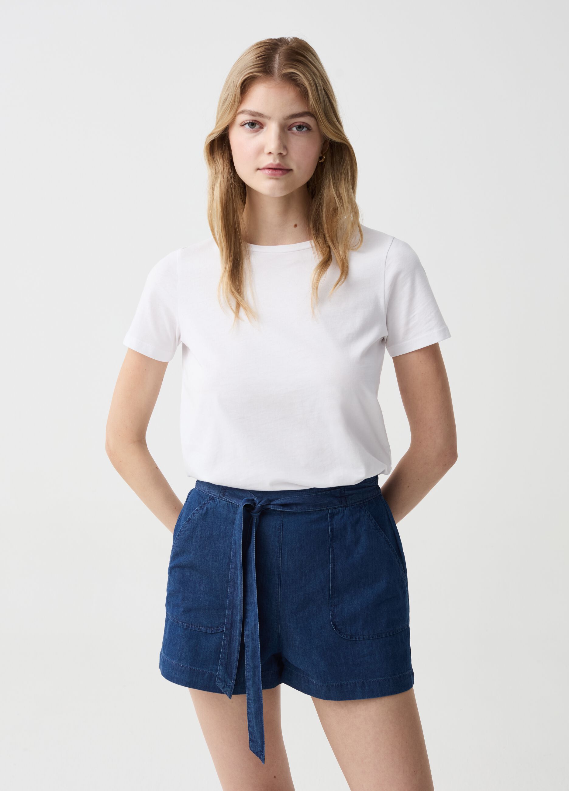 Fluid denim shorts with belt