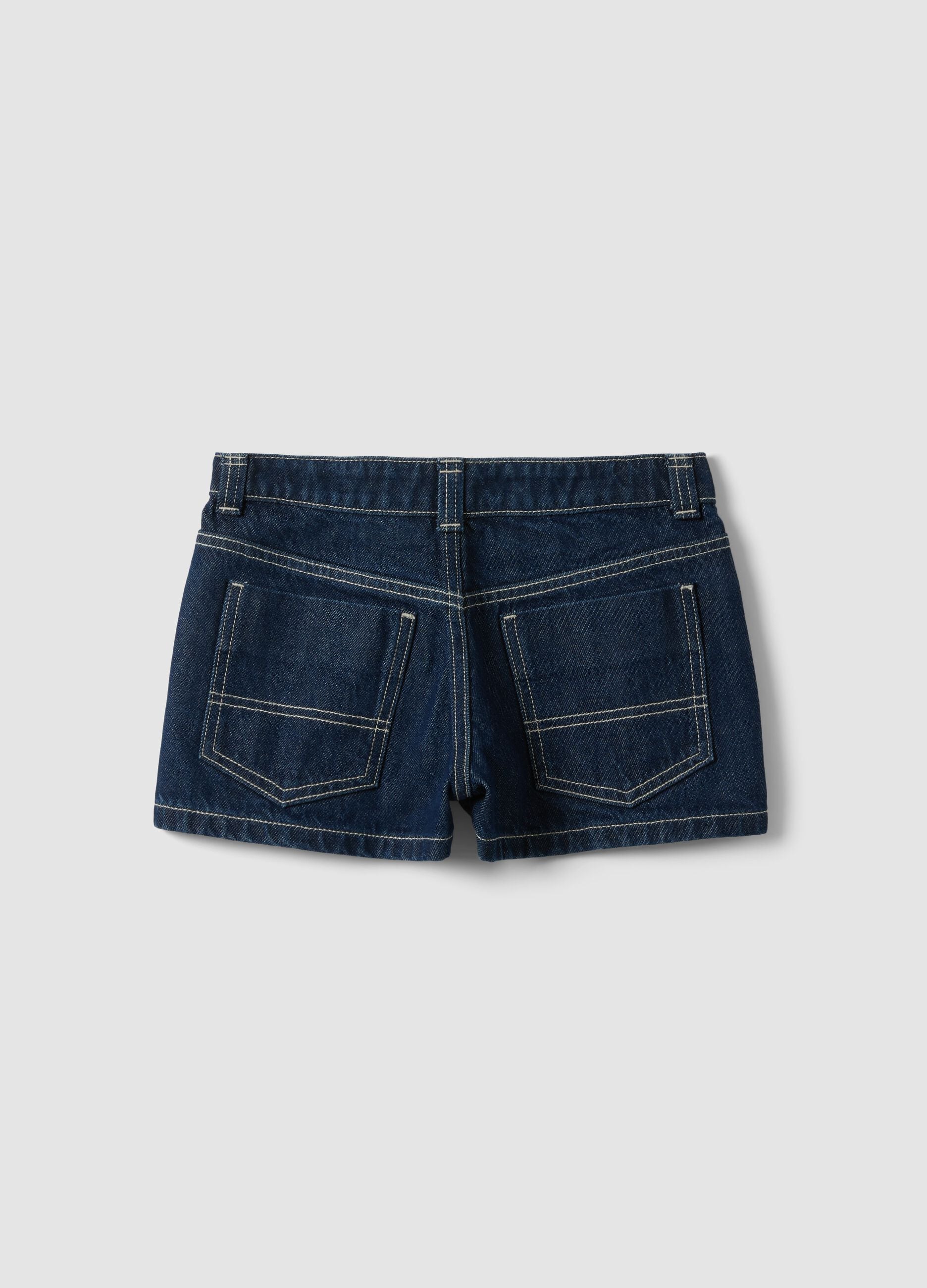 Shorts denim blu in puro cotone da ragazza skater fit con borchie