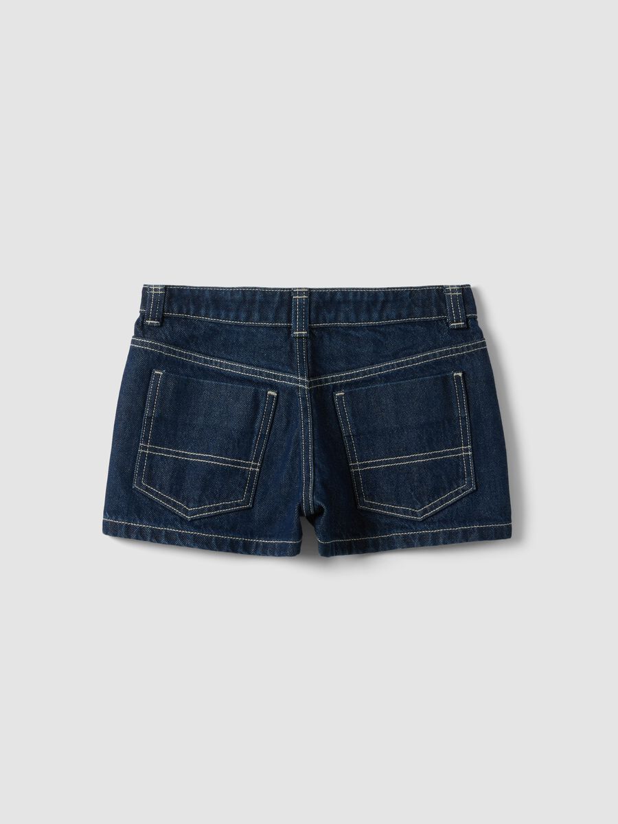 Shorts denim blu in puro cotone da ragazza skater fit con borchie_4